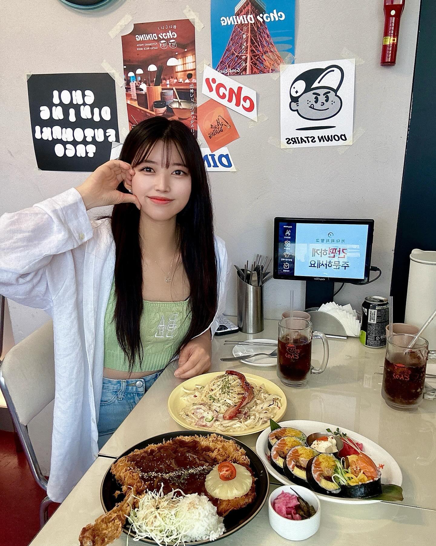 우아아아아아ㅏ 오랜먄에 일욜에 집콕얀하고 나왓댱

#초이다이닝 

초이댜이닝 먹어보고싶었는데 드뎌 먹어봤당
후터마끼가 젤기대햇던거라 냠냠하는데 촉촉하고 안에야채들도 싱싱해서 넘 맛잇져
돈카스소스도 넘맛잇고 파스타도 맛잇넹 
다마싯는집이엿서

#용리단길맛집 #용산맛집 #selfie #daily #초이다이닝용산 #서울 #서울맛집