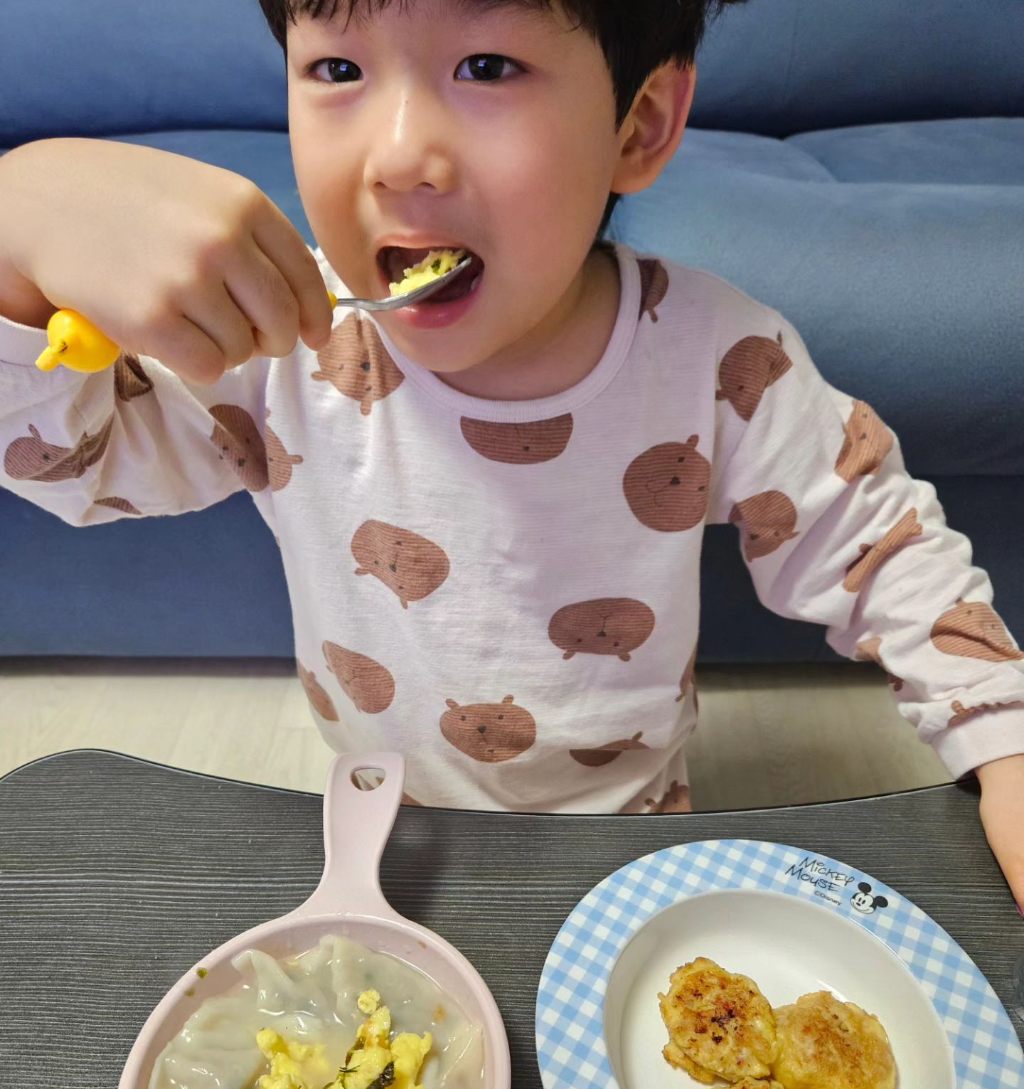 #제품협찬

몇일전 이국주 떡국레시피보고는 맛있을꺼같아서 만드려는데 소고기가 똑떨어져버림...
고때생각난 한돈다시!!!
소고기맛이 날까했는데 오~~~~ 생각보다 너무 맛있는 우리 아들도 너무 잘먹고네엠😮 
계란귀신 울혀누 스크럼블로 올려주니 너무 좋아하네 히힛 맛있게 먹어줘서 고마워

#도드람 #도드람한돈 #한돈다시 #도드람한돈다시#떡국 #떡국레시피 #명절 #명절음식 #명절음식준비 #명절상차림 #명절캠페인 #프리미엄조미료 #아줌마닷컴 #우먼테이블#조미료 #조미료추천 #국내산조미료 #감칠맛 #감칠맛가성비 #명절음식활용 #명절음식주문