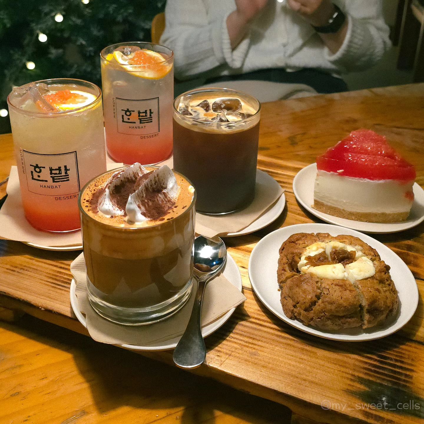 🍰
커피랑 자몽케익맛이 예술인 집
분위기도 너무 좋다.

#카페여행자 #대전카페 #대전카페추천 #한밭커피 #카페한밭 #은행동카페 #자몽케이크 #바닐라라떼 #대전케익맛집 #대전커피맛집 #갤럭시s24울트라 #galaxys24ultra