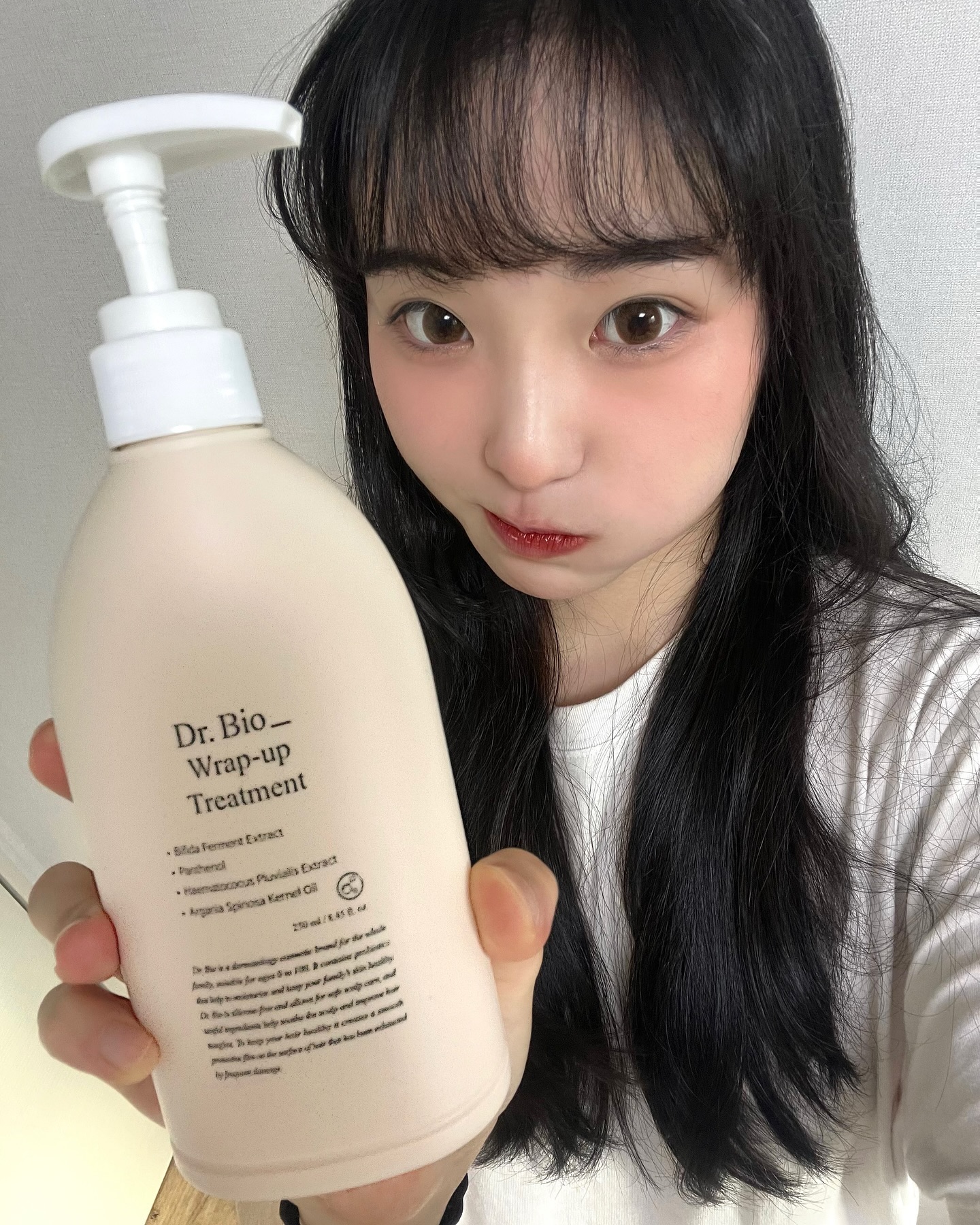 #닥터바이오 #체험단리뷰 #솔직후기
.
아기부터 성인까지 온가족 피부를 위한 패밀리 화장품 닥터바이오에서 트리트먼트를 선물받았어요🎁
.
특허받은 프로바이오틱스 성분이 함유되어 모발에 보호막을 형성해주며 윤기나는 머릿결로 만들어주고, 비건원료로 누구나 사용할 수 있어요❗️
.
사용 후 에는 전보다 머릿결이 찰랑찰랑해지고 향도 무향에 가까웠어서 집에서 부담없이 모발관리 할 수 있었던거 같아요💕
.
.
.
#트리트먼트 #컨디셔너 #헤어팩 #모발관리 #손상모 #온가족트리트먼트 #트리트먼트추천 #선물추천 #헤어팩추천#선물추천 #집들이선물