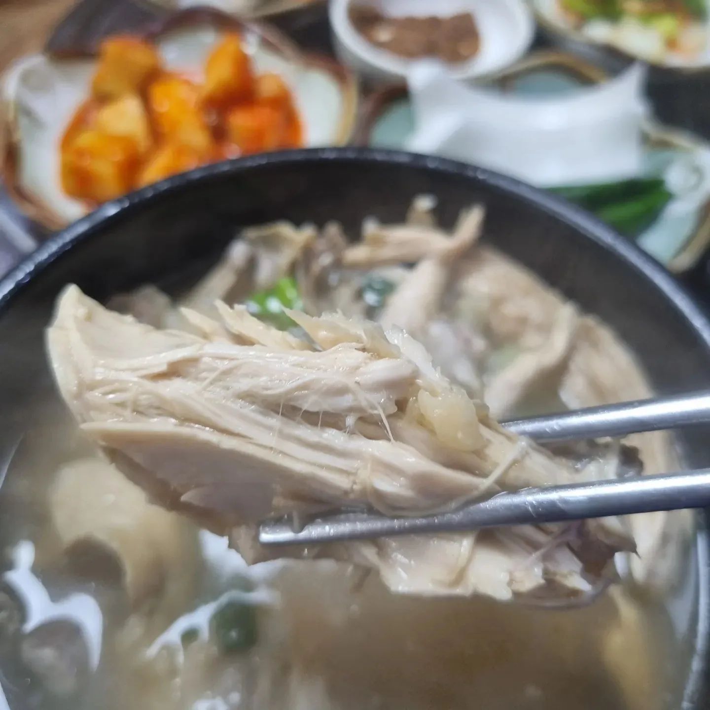 #협찬
#먹스타그램 #술스타그램

뒤늦은 복날의 몸보신을 위해 방문했던 #순천삼계탕맛집

직접 기른 옻나무로 끓인 육수를 이용해서 진한 국믈의 #옻삼계탕 과 #한방삼계탕

거기에 기본으로 나오는 커다란 #인삼튀김 까지!
쌉싸름하지만 꿀때문에 쓰다는 느낌이 전혀 안들었음!
엄마가 또 먹고싶다고 할 정도로 정말 맛있었던 인삼튀김👍
-
❣️#회복참옻닭
❣️전남 순천시 상대석길 72
❣️061-724-9255
❣️매일 10:00~21:30
-
#순천 #순천맛집 #순천연향동맛집
#오늘아님