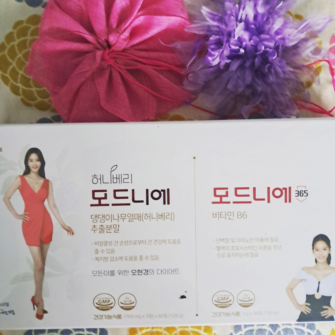#협찬
가을이 들어가는 문턱에 몸과 마음도 지쳐가고 있는데요.
코로나 때문에 잊고 살았던 뱃살과의 전쟁이 또 시작된 느낌입니다.

#모드니에 #오현경모드니에 #모드니에효과 #모드니에후기 #모드니에가격 #모드니에부작용

몸에 좋은 다이어트가 있을까? 찾다가 오현경의 모드니에를 먹고 두번째 박스를 주문했답니다.

전문상담사가 계셔서 저에게 맞는 컨설팅을 해 주셔서 운동과 단백질 중심의 음식도 먹으면서 댕댕이나무열매로된 모드니에를 먹고 있답니다.

식사 전후에 관계없이 아침 점심에는 3알을 저녁에는 환으로된 작은 알들을 먹고 있는데요. 
5kg이나 빠지고요. 기초대사량도 늘어 났네요.
굶지 않고 먹으면서 할 수 있어서 좋구요.
다이어트하면 피부가 푸석해지고 안 좋아질 수 있는데 모드니에를 먹으니 오히려 피부도 보송보송하네요.

#댕댕이나무열매 #댕댕이나무열매추출물 #허니베리추출물 #체지방감소

다이어트는 체중을 줄이는 일이지만 우리 몸이 제 기능을 할 수 있도록 건강한 몸을 만드는 일이랍니다.
다이어트해서 더 힘차게 살아 보아요.