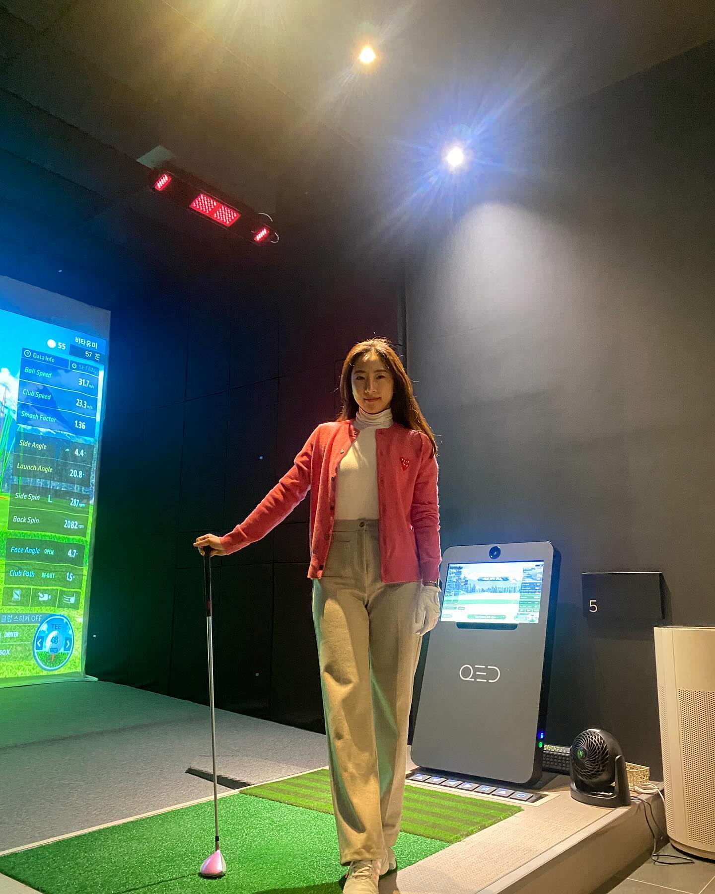 🔴이벤트 쿠폰 드려요🔴
골프 비시즌 기간에 해야해는 건?!
바로 바로 💪연습💪 이죠?

광고로 인연이 된 rogers9_changwon 이
제 지인분들과 함께 찐 멤버가 되었습니다 🤭

명랑골프 막내로,
영원한 백순이룰 하겠노라..... 했지만
계속 이런 식이면 강퇴당할 것 같아서 ..... 🤣🤣🤣
우리 클럽 언니들과 함께 열심히 하기로 했어요..

사실, 연습했는데도 못할까봐 걱정입니다 😱😱😱

로저스나인은 정말 누구에게나 추천한답니다!
➰주차가 정말 좋고
➰프라이빗한 21개의 타석으로 여유가 있고
➰넓고 쾌적한 공간
➰스윙분석에 최적화된 QED Pro2로

추운 비시즌에 따뜻한 실내에서
실력 키우기가 정말 좋은 것 같아요 🤭

저를 만날 수 있는???(이게 뭐...?!ㅎㅎㅎㅎ)
#로저스나인창원점 에서 같이 열운해요 🏌️‍♀️⛳️🔥

🔴로저스9 1회 무료 체험권 이벤트🔴
제 피드 보시고 이용해보고 싶으신
창원 인친님들 DM주시면
✅1회 체험하실 수 있도록, 체험권 드려요!
✅선착순 3분 😘😘😘

#비타유미 #비타유미일상 #비타유미골프 #창원골프 #창원골프레슨 #창원골프연습장 #창원실내골프연습장  #창원실내골프연습장추천 #멋진엄마되기 #관리하는여자 #관리하는엄마 #골프치는엄마 #골프초보 #골프초보레슨