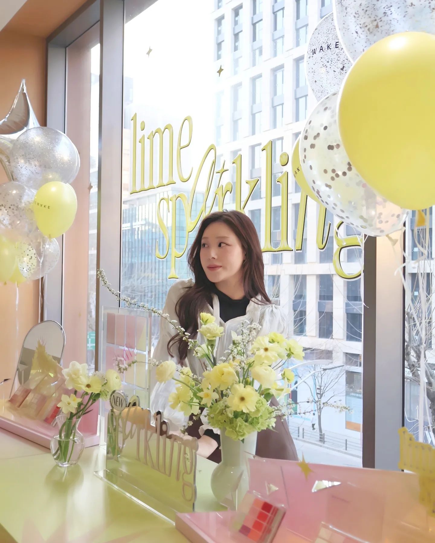 wakemake_official 

웨메가 말아주는 #라임코어 먼저 만나보기! 🍋💚

24SS 트렌드도 알아보고 최고 핫한 메이크업아티스트 keemme_ 이슬실장님 메이크업쇼까지 볼 수 있었던 #웨이크메이크컬러세미나 !!

이번 신상 진짜 너무 예쁘지 않나요...🥹🥹 같은 컬렉션에서 4구 하이라이터도 나온다니 기대돼서 잠 못자 나..... 게다가 코덕들 심장 두근거리게 만든 #아이브로우12구팔레트 출시 예고!!!!!! 진짜 천재들 아니냐구요.... 아이브로우 팔레트라니 아이디어 너무 좋자나.... 나 진짜 너모 설레.......

웨메행사는 정말이지 매번 너무 알차고 즐거운 시간이에요😆 직원분들이 영혼을 갈아넣은게 너무나 느껴지는 퀄리티,,, (더 갈아서 크림블러셔도 만들어쥬세요...^^ 발색 선명한데 광도 살아있고 그 와중에 파데 안벗겨먹고 지속력도 좋은...^^ 웨메는 뭐든 잘하니까...🩷) 럭키드로우 광탈은 조금 슬펐지만 미출시신상부터 요즘 핫한 스탠리텀블러까지 선물로 챙겨주셔서 오늘도 두손 무겁게 귀가했어요ㅎㅎ

올해 상반기를 이끌 #라임스파클링 #피치크러쉬 ! 빠른 시일 내에 발색도 들고와보겠습니다...!!🏃🏻🏃🏻🏃🏻

#컬러는웨이크메이크 #요즘컬러트렌드세미나 #웨이크메이크 #웨이크메이커스 #wakemake #소프트블러링아이팔레트 #그린코어