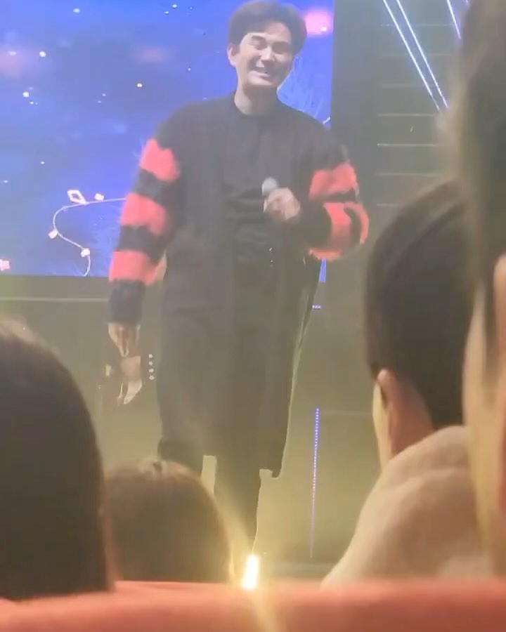 #vos #vos콘서트 
김경록님 깨알 브이 
아 맘 급해서 진짜 머같이 찍었네@ㅠ
