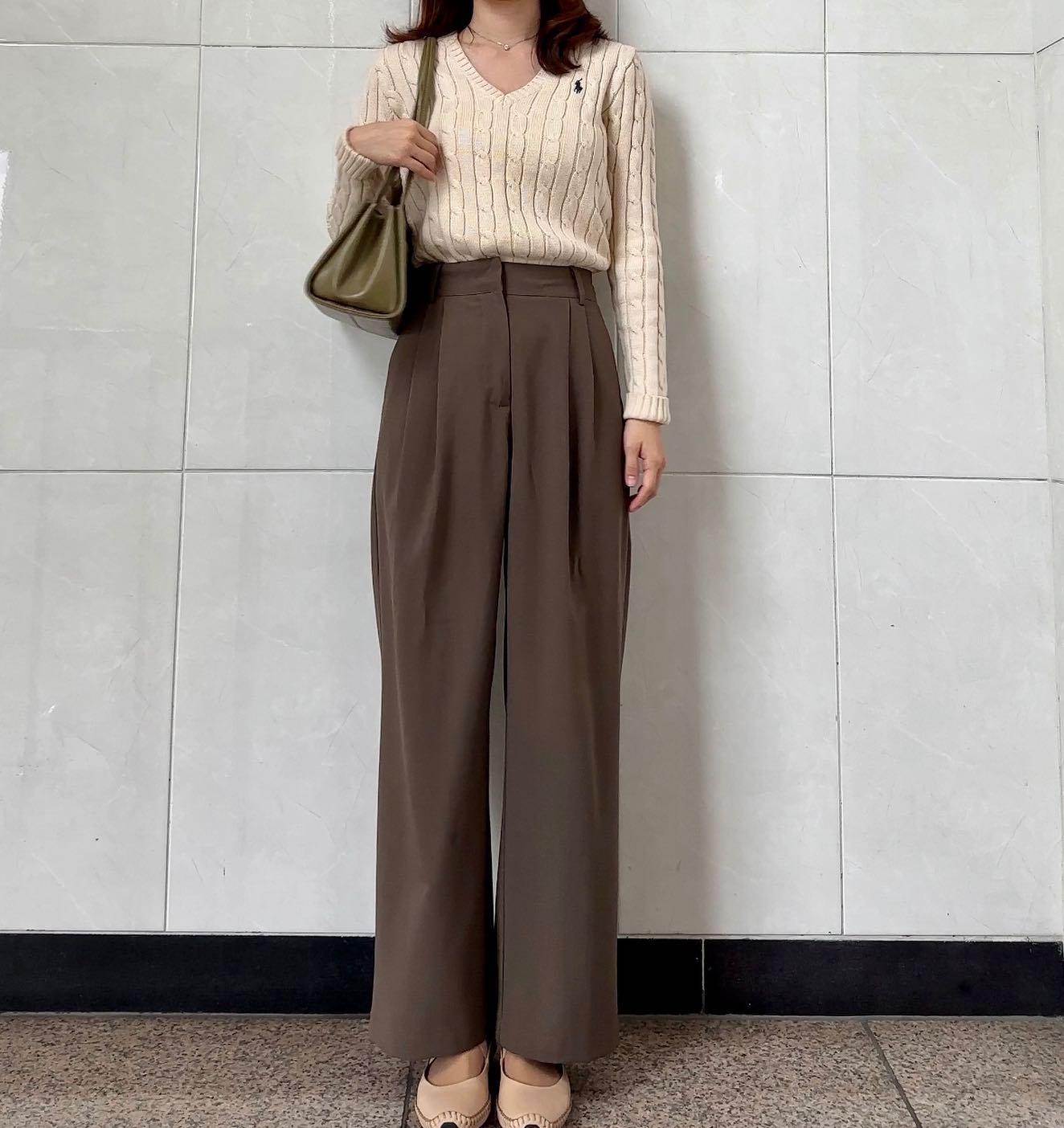 #출근룩 #daily #dailylook #ootd
☀️ 10° / 18°

기다리던 금요일!!
칼퇴를 기원합니다🙏🙏

Top. poloralphlauren 
Bottom. withyoon.official 
Acc. swarovski 
Bag. standoil 
Shoes. cueren_official