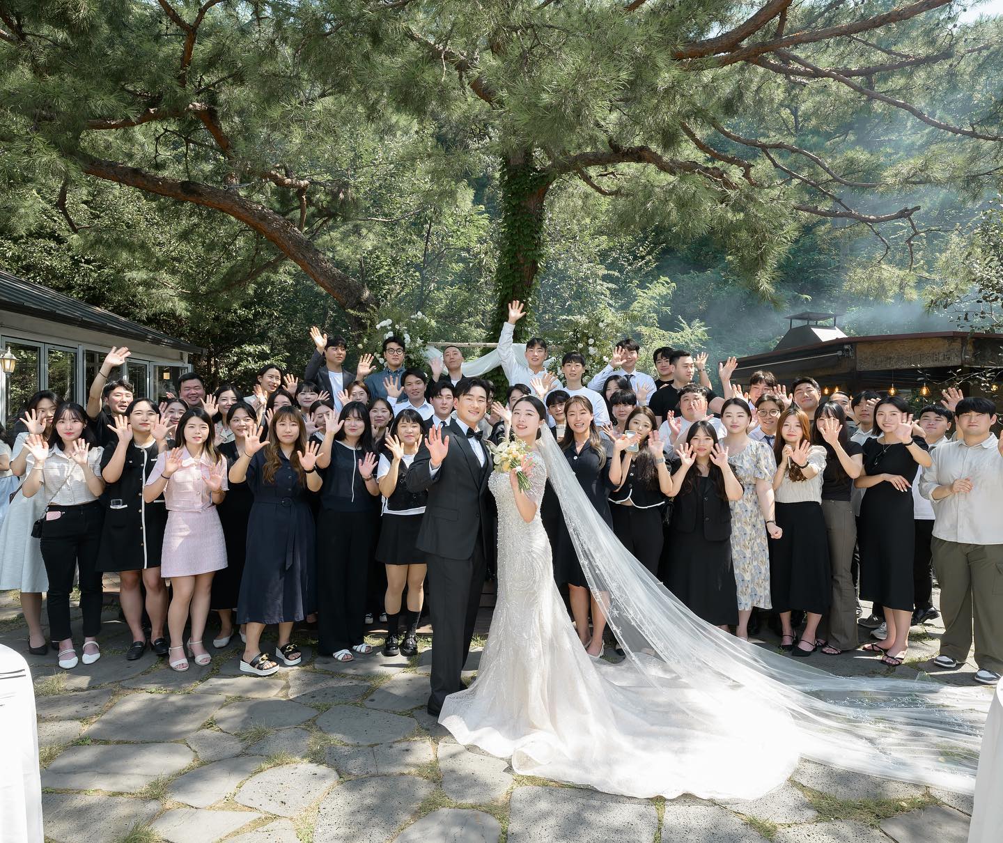 #본식스냅 

본식스냅 보정본 다 받아따!!!!
몇개월 안 지난 것 같은데 벌써 추억이 새록새록하다🥺

다들 잘 지내고 계시쥬,,!?
애 낳기 전에 다시 또 봐요😆

아 그리고 본식스냅 대표님이 진짜 찐 사진맛집임,,!!
#나인포토스냅 완전 추천이에요🥺
여기 사진에는 안 올렸지만(내 인물 위주로 올린거라,,ㅋㅋ)
대표님이 잠깐 찍어주신 사진이
진짜 미쳤습니다 그건 다음에 올려야짓 힣

#본식스냅추천 #나인포토스냅 #결혼식스냅 #야외스냅촬영 
#빵세네부부 #추억의결혼식