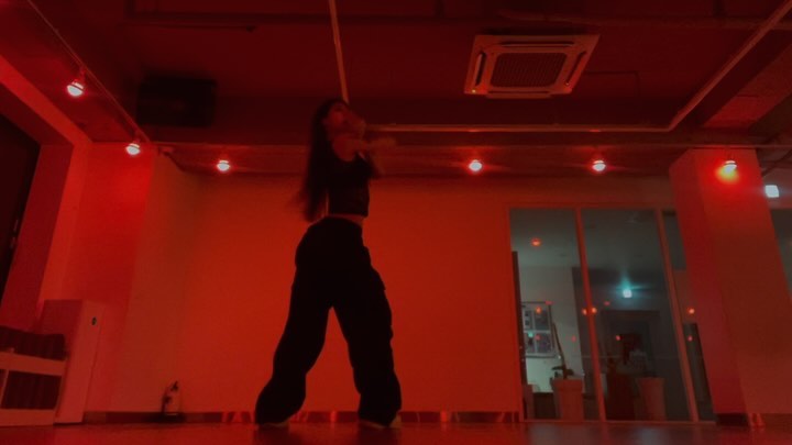 학생때부터 정말 애정하는 노래🥹
생각보다 체력전이여서 힘들었지만 그래도 재미😌❤️

Choreo by me tessaofficial__  #tessachoreography 
primary0131 queenchoa_  #아끼지마
