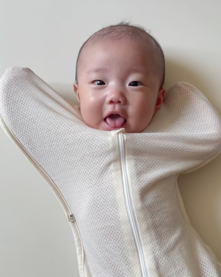 #협찬 업체로부터 제공받은 제품입니다.
#베베플로 #나비잠속싸개 

이솜이는 모로반사가 심한 편이라 스와들업을 입고 자는데요, 최근 날씨가 더워지다보니 밤잠 설칠까봐 걱정했는데 베베플로 메쉬스와들업 덕분에 숙면하고 있어요 ෆ 숙면해서 그런지 아침에 자고 일어나면 빵긋 빵긋 기분이 아주 좋아요 👶🏻

이솜이가 입고 있는 에어메쉬는 더운 한 여름에도 열 많은 아기들을 시원하게 해주는 여름 스와들업이에요. 🧊🧊

메쉬스와들업은 구멍이 뽕뽕 뚫려있는 소재로 아가들이 10시간씩 통잠을 자도 땀이 잘 안차는 소재인데요, 원단은 여러가지 소재로 테스트를 거쳐 완성한 제품으로 엄마들 안심할 수 있어요. 

✔️전 공정 100% 국내생산
✔️KC 안전확인 완료 

목 둘레도 조이지않고 지퍼 덮개도 넓어서 아기 피부 쓸림 걱정도 없고, 투웨이지퍼로 기저귀 교체까지 아주 편리해요. 지퍼는 무독성지퍼가 달려있어 아기 피부에 닿아도 괜찮아서 저도 다른 스와들업보다 베베플로 제품에 더 자주 손이 가더라구요 ◡̈ 

여름 아가들 필수템인 메쉬스와들업, 더운 여름 아가들 숙면이 걱정된다면 베베플로 메쉬스와들업 추천드려요 🤍
.
.
📝 베베플로 bebeflo_official 
▫️메쉬스와들업 / M사이즈
 #신생아스와들 #신생아속싸개 #스와들업추천 #모로반사방지 #여름스와들 #여름속싸개