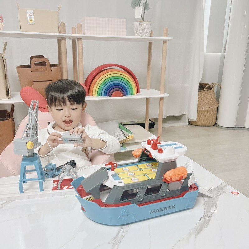 #협찬

애셋맘 스윗레인이에요.
아들 둘, 딸 하나 키우고 있는데
특히 우리 둘째가 
자동차,배,레고 쪽에 관심이 많고
첫째는 공룡, 자연, 곤충등에 
관심이 많아요.

아이마다 좋아하는 게 다른건
당연한일 :)
​
우리 둘째가 너무 너무 좋아하는 
'마조렛 화물선 세트' 입니다.
1시간 넘게 잘 가지고 놀고
엄빠가 보기에도 잘만들어진 제품이라
우리 아이 어린이장난감 추천드려요🫶

재미와 기능과 멋 
3마리 토끼 다잡은 마조렛..!
아빠와 엄마도 같이 놀아봤는데 
굉장히 놀거리가 풍부하더라구요.
소근육 발달은 덤이구요.

움직이는 프리휠 바퀴,
배 전면 후면 모두 개폐되구요
크레인 가동. 짐싣고 올리고 내리기 등등
여러가지 다이나믹하게 놀 수 있어
아이들 너무 좋아해요🧸

#어린이장난감 #5살장난감 #6살장난감 #7살장난감 #남자아이장난감 
#남아장난감 #남아장난감추천 
#아들맘 #아들둘 #남아장난감선물