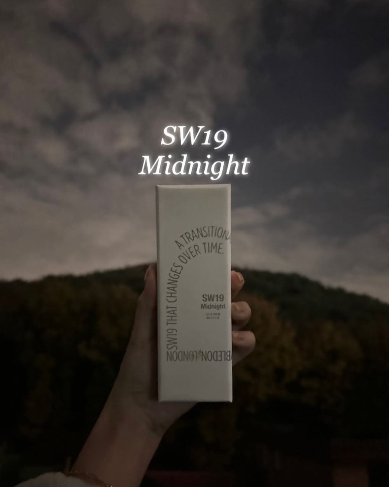 SW19 #midnight #perfume 

분위기를 완성시켜주는 향수!
소개드릴 제품은 우드계열의 중상적인 향수입니다.

향수 이외에도 같은 라인의 바디워시&로션, 핸드워시&크림, 디퓨저, 필로우미스트까지 있어서 시그니처 향기처럼 사용하기에도 좋을 것 같아요.

제가 구매한건 8ml의 작은 용량이지만 여행갈 때도 평소에 들고 다니기에도 너무 적합한 사이즈로, 부피차지를 많이 하지 않아서 박스채로 가지고 다니기에도 좋아요. 공병향수에 담아서 가져가는 귀찮은 일도, 짐이 향수가 샐까봐 걱정하는 일도 없답니다.

저는 향기템은 맡아보고 구매해야한다고 생각하는 사람이라 강남에 있는 시코르 매장에 방문해서 시향하고 오프라인으로 구매했는데요. 시코르 매장에 미드나잇 향이 아니더라도 그 외에 4가지 향인 6am/noon/3pm/9pm 가 있으니 맡아보시고 구매하시길 추천드려요.

미드나잇 향을 말로 표현해 본다면,
중성적이면서도 호텔룸에서 날 것 같은 유니크함이 있고 시간이 지날수록 우드향과 제 본연의 향과 어우러져 살냄새 같기도 한 향이에요. 그리고 미드나잇의 찐!!👍🏻이라고 한다면 잔향입니다. 잔향이 정~~말 오래갈 뿐만 아니라 그 옅게 남은 잔향이 기분을 좋게 만들어요.
.
.
.
#sw19 #midnight #미드나잇 #시코르 #시코르강남 #향수 #향수추천 #향수스타그램