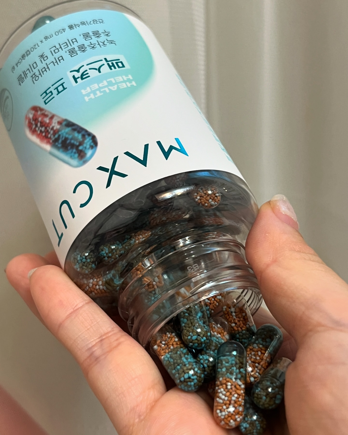 #협찬
밥먹고 3알로 체질개선 다이어트! 헬스헬퍼의 맥스컷프로 소개드려요 :)

전문가용 컷팅제 제품으로 다이어트의 적인 체지방과 혈당을 강력 컷팅해주는데 도움을 주는데요!
하루 2번 식후 3알로 간편하고 효과 빠른 다이어트가능해서 좋아요

매번 굶는 다이어트로 실패했다면 이젠 굶지말고 맥스컷프로 3알만 챙겨먹어보아요! 
열량 높은 음식 섭취 시 혈당이 급격히 상승하는데, 혈당이 상승하면 지방이 쉽게 축적되는 체질이 되어요. 이 때 식후 혈당 상승을 억제하여 지방이 쉽게 축적되지 않도록 막아주는 맥스컷프로 먹기!!

매번 다이어트에 실패하는 이유는 혈당 스파이크를 막지 못해서 자꾸만 입터짐으로 먹게되는데요 ㅠ 체지방 감소의 시너지를 위해서는 혈당 상승 억제가 필요한데 식후 혈당 상승 억제에 도움을 줄 수 있는 바나바잎추출물이 함유되어있어 좋았어요

국가대표 및 전문가가 선택한 관리템, 최초 ”듀얼비즈“제형 (초소형 구형 입자로 이루어진 ”비드“ 형태로 농축된 원료 함유)인 맥스컷버닝은 체지방 감소에 도움을 줄 수 있는 녹차카테킨(순도 높은 75% 카테킨 원료)을 3알에 꽉 담았고, 거기다 비타민&미네랄 6종으로 다이어트할때 부족한 영양소까지 포함되어있어 믿고 먹는 제품👍🏻👍🏻

추천추천 왕추천드려요👀💛

구매링크 👇🏻
https://healthhelper.kr/product/detail.html?product_no=245

#맥스컷 #헬스헬퍼맥스컷 #맥스컷프로 #밥먹고3알 #체질개선다이어트 #체지방컷팅 #혈당관리 #혈당다이어트 #전문가용컷팅제 #탄수화물컷팅 #녹차카테킨 #바나바잎추출물 #혈당스파이크 #굶지않는다이어트