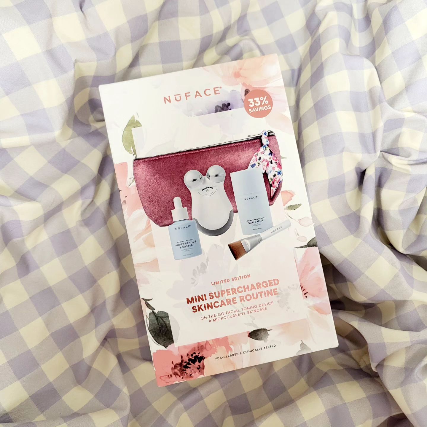 #광고 #협찬 
쨔잔🎀 오늘은 #누페이스 에서 선물로 주신 '미니 슈퍼차지드 스킨케어 루틴 제품이예요!

휴대용으로 가지고 다닐 수 있도록 예쁜파우치와 충전기/보들보들한 전용 브러쉬와 함께 사용해야하는 부스터 세럼과 크림까지 함께 들어있어요💖 이미 구성부터 너무 알차서 기절,,,🫠

요 제품은 개인 피부상태에 맞추어 미세전류 세기를 3단계로 조절해서 피부케어를 할 수 있는 홈케어제품이예용!!

목부터 턱, 볼, 광대, 이마까지 주름/모공/피부결을 관리해주는데 저는 평소 걱정이많던 턱과 광대를 위주로 해주었어요😆

요고요고... 요물이에오 증말.. 😤
몇번만 썼는데두 턱 라인이 한쪽 안한쪽 차이가 보이시나요..??!!??! 
미세전류로 관리하는 제품이다보니 죠금 따꿈하긴하지만 진짜 피부과가서 케어받는 느낌이 들어서 더 좋은거같아요>_<

5월 가정의 달, 사랑하는 부모님과 함께 홈케어어떠신가용?!🎀💖

요 제품은 쿠팡에서 만나보실 수 있답니당💕
.
.
.
#미세전류 #뷰티디바이스 #주름 #탄력 #홈케어 #피부관리 #올리브영 #쿠팡 #가정의달 #부모님선물
