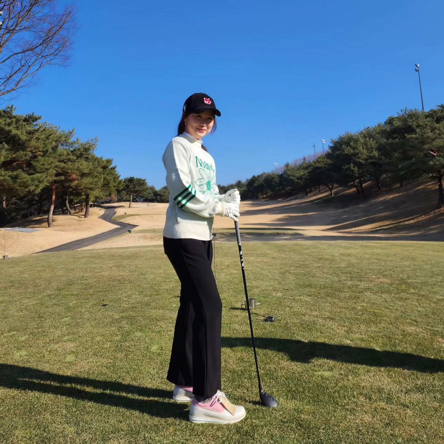 #협찬 avave.official #어베이브 #골프화
예쁜 골프화 신고 라운드다녀왔어요~
예쁜데 기능성도 좋은 골프화를 신고 나가니 추운날씨도 잊고 마냥 신바람이 납니다❤️
⠀
테슬 골프화 신어보고 싶었는데
테슬하나로 포인트제대로!!
테슬은 탈착이 가능하니 스타일에 따라 1석 2조구요^^
⠀
겨울이라 추워서 검정 긴바지를 입었는데도
화사한 골프화덕에 칙칙한 느낌이 없네요~ㅎㅎ
⠀
발의 아치를 지지해주는 기능성 인솔로
오랜 라운딩에도 발이 지치지 않게 지켜주고
통기성이 좋아 발에 땀이 차거나 발이 시려운 느낌도 없었어요.^^
⠀
연잎효과를 나노기술로 적용시킨 나노텍스 적용으로 뛰어난 발수기능으로 물에도 강하다해요~
그래서인지 얼었다 녹은 땅에서 치고나왔는데도
신발에 큰 오염없이 깨끗하게 라운드 마무리를 할 수가 있었어요🤗
⠀
⠀
스파이크리스인데도 미끄럽지 않게 잘 보강되어있어서
풀스윙할때도 미끄럽지않게, 체중이동할때도 흔들림없이 꽉 잘 잡아주더라고요.
초반에는 땅이 얼어있어서 티박스가 꽤 미끄러웠는데
어베이브 골프화를 신어서인지 전혀 미끄러움 느끼지 못했어요^^
⠀
발을 편안하게, 가볍게, 그러면서도 튼튼하게.
정말 골퍼의 니즈를 완벽하게 파악하고 있는 골프화라는 생각이 들었어요.
⠀
아무래도 남편이랑 커플 골프화로 바꿔야겠어요🥰🥰
⠀
⠀
⠀
⠀
#골프 #더블린테슬골프화 #리뷰 #편한골프화 #스파이크리스골프화 #일상 #어베이브골프화 #더블린골프화 #육아 #뷰티 #08L