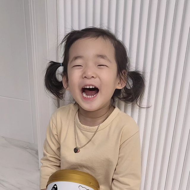  이은정 on Instagram: "#협찬 #체험단리뷰 
⠀
아직도 11~12kg를 왔다갔다하는
34개월의 로아 😭
아기때부터 잘안먹고 잘안자고
예민보스의 최고점이였던 로아는
아직도 날씬쟁이랍니다 😂
⠀
코알라분유를 선물받았는데!
예전부터 코알라분유는
통통아기분유로 유명했잖아요? 
⠀
분유가 영양가도 많고 좋은성분이 많은데
코알라분유에는 갈락토올리고당 함유
장내 유익균이 자생할 수 있는 환경 제공
아기 장 건강에 도움을 준다고해요!
⠀
36개월까지 먹을수있다기에
로아 간식으로 주려고해요🤍
⠀
⠀
#코알라분유 #아기분유 #살찌는분유
#분유추천 #코알라트루오리지널골드3단계
⠀"