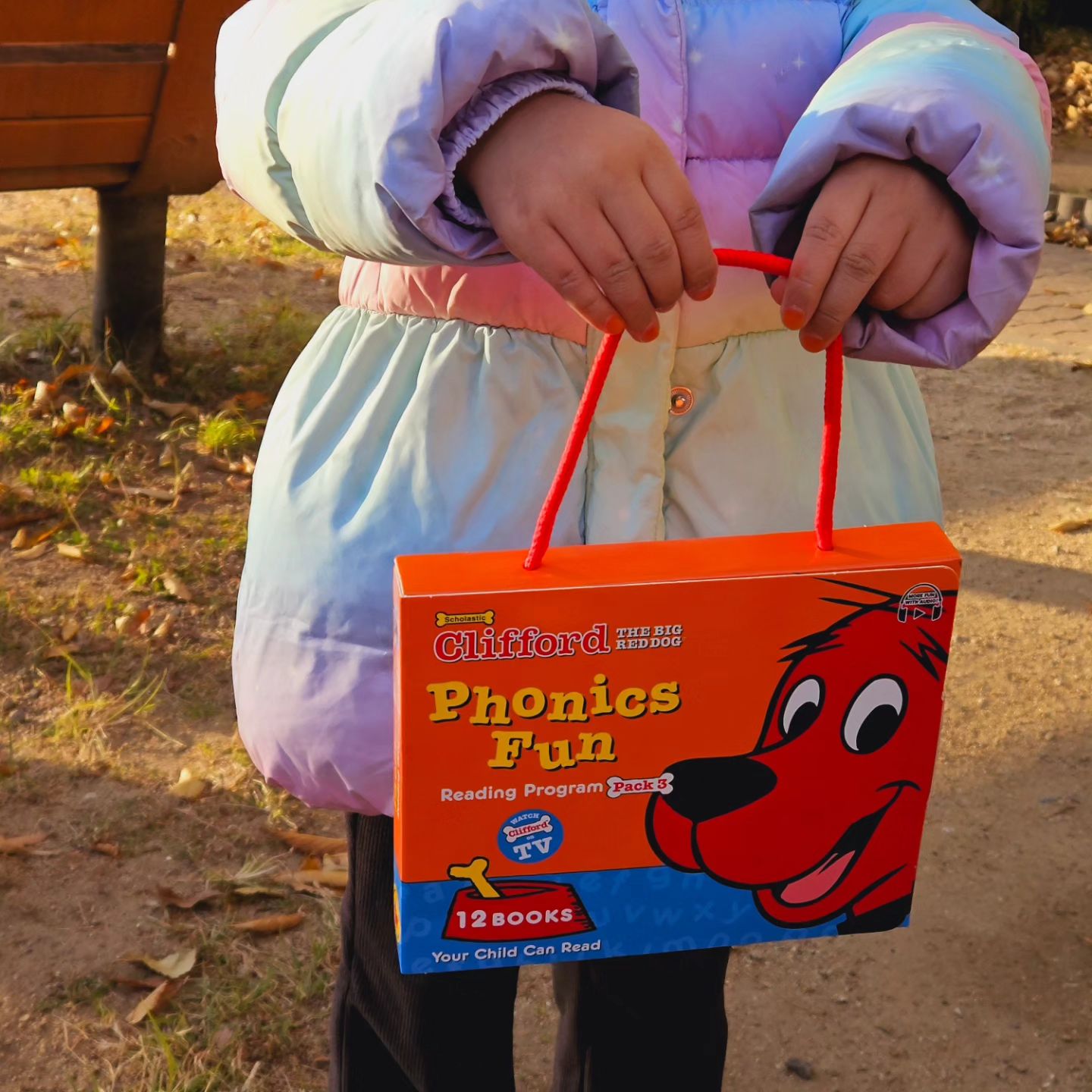 #협찬 이지만 솔직한 후기

이번주는 여니와 함께
클리포드파닉스 펀팩3를 함께 했어요🤭

특히 'A Treat for Emily Elizabeth' 이 책을 제일 좋아했는데요.
엄마, 아빠와 함께 바닷가 갔던 기억도 이야기 나누며 재미있게 봤어요🏖

스토리플러스앱이 있어서 외출할 때도 들을 수 있어요🚙
‘나의 플레이리스트’에 여니가 좋아하는 음원을 담아
꼭 챙겨 나가요🎁

나의 플레이리스트 활용 방법을 담은 영상도 첨부해요🎞

그리고 자세한 내용은 블로그에 담아두었어요📖

scholastic.korea

#스콜라스틱 #scholastic #스콜라스틱맘리뷰어
#클리포드파닉스 #스콜라스틱리더스
#스콜라스틱파닉스 #파닉스 #엄마표영어
#유아영어 #영어동화