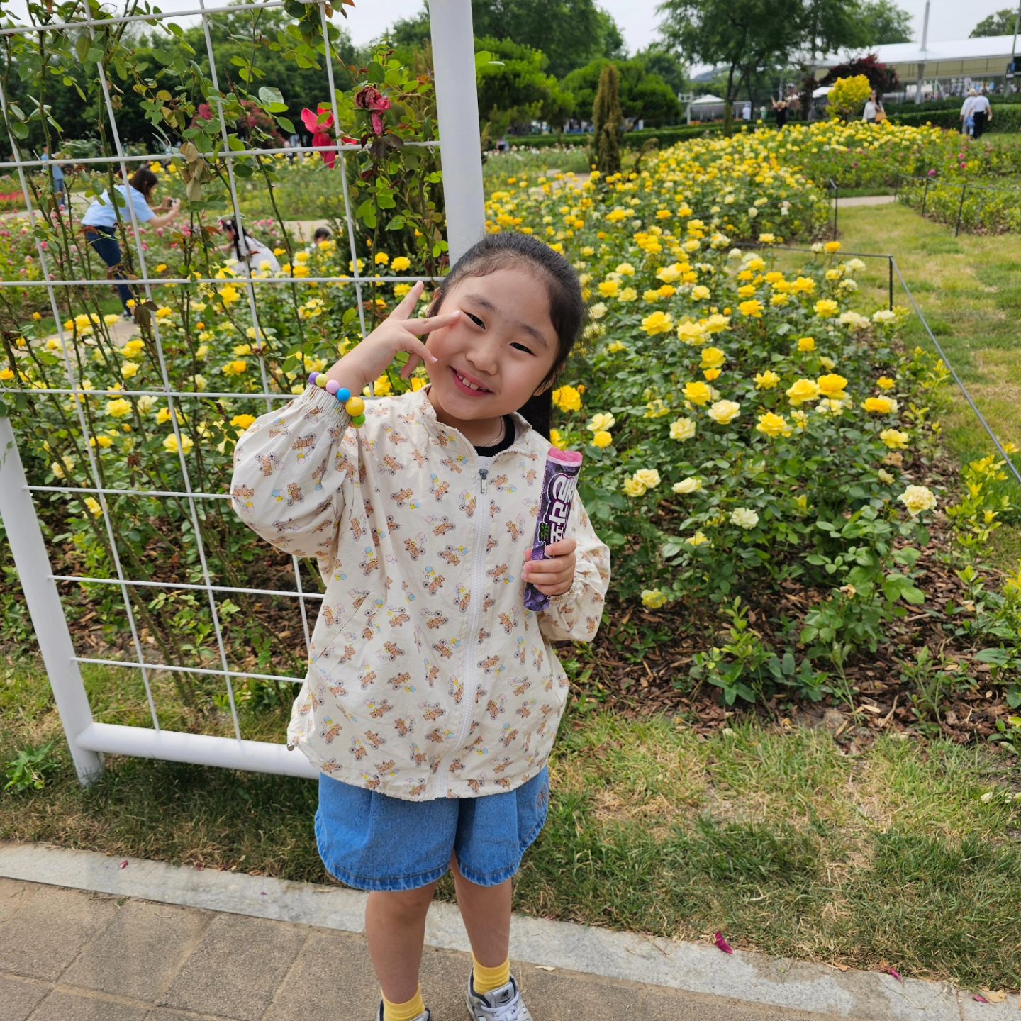 #주말 #주말기록

급 시댁에 다진마늘 받으러 가는김에 동생집 들러
냉동식품 몇개 넣어주고 시댁 가서 시아부지가
소고기 사주셔서 대낮부터 냠냠 😋

한강에서 축제 한다길래 가봤는데 사람 워우...
솜이는 신나고 준이는 잠들어버리고~
식물 못키우겠는데 아버님이 로즈마리를 사주심 😅

동생 없는 동생집에서 있다가 같이 고기 먹고
잠실 드론쇼보고 2차까지 하고 집에옴
애도 엄빠도 다 뻗어버린 주말 ㅎㅎ
이번주는 또 뭐한담...?
_
#즐거웠으면됐다 #토요일날씨좋았지 #육아 #육아스타그램
#육아소통 #소통 #딸아들맘 #한강 #뚝섬유원지 #드론쇼