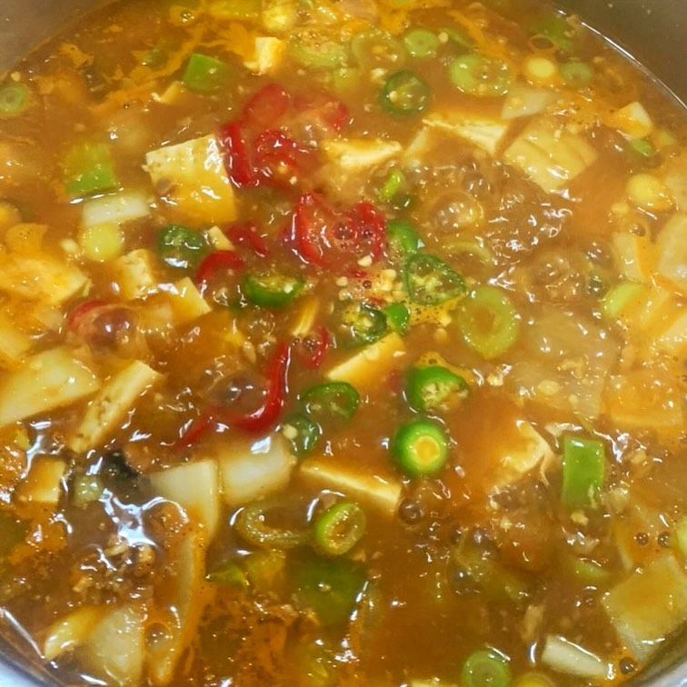 된장찌개 좋아하는 사람~?! 🤭 노또네 집밥 된장찌개 레시피 공유합니다 🏠 아무나 알려주는 것이 아니지만 팔로워에게는 공유해야지. 어딜 가서 먹어봐도 엄마 된찌가 최고라 미리 배워두는 중.. 

인스타에서는 우선 양념비법 공유!

📌양념
재래식된장 2큰술, 시판된장 2큰술,
고추장 2/3큰술에서 1큰술
*재래식된장으로만 하면 짜니 시판된장을 꼭 섞어줄 것

📌 육수부터 재료준비, 양념까지 자세한 레시피는 프로필 링크 참고

#집밥레시피공유 #된장찌개레시피 #된장찌개맛집 #된장찌개🍲 #엄마된장찌개 #엄마표된장찌개