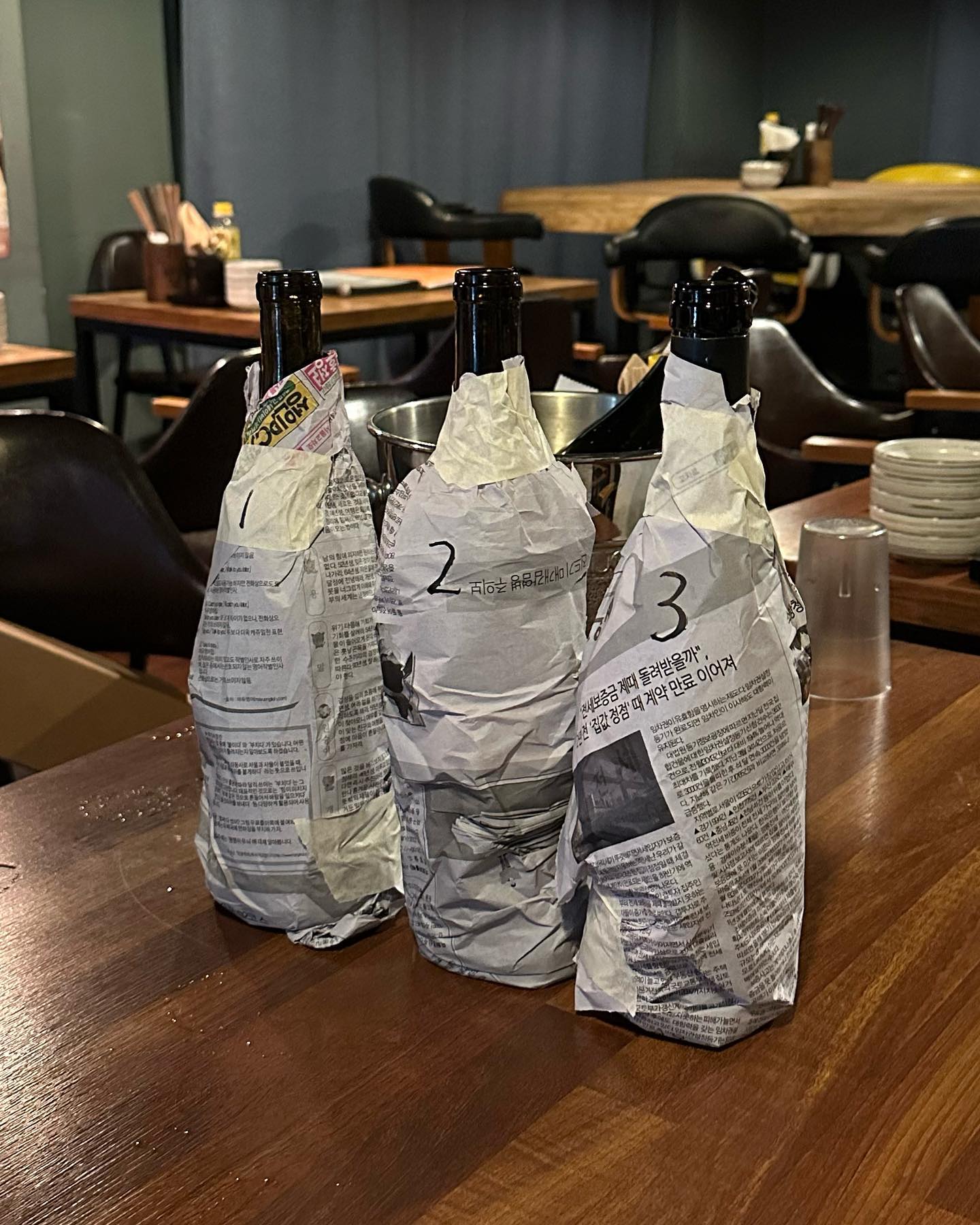 이왕이면 술을 더 유익하게(?) 먹기위해 시작된 BYOB 1회차. 자양동 사람들이 강남에 모였다.

블라인드로 마시니까 둔해진 미각이 하나하나 살아나는 느낌. 맞추기 위해 온 신경이 혀에 집중되는데 짜릿하고 넘 재밌었다.

🍷Decoy 마시자마자 피노인건 알았는데 생각보다 오크향이 안나서 미국하고 프랑스하고 헷갈렸다…

🍷Napa by Napa 나파와인을 처음 좋아하게 됬을 때 마셨던 와인이라 다시 마셔보고 싶어서 가져온 와인. 근데 예전에 느꼈던 그맛이 아니네… 역시 사람 입맛은 변하나보다

🍷Le Clos du Caillou 맞추기 젤 어려웠던 와인. 처음 마셨을때는 당도도 느껴지고 시간이 지나니 짠맛도 느껴젔는데 이거 어디서 분명 먹어본건데 했는데 샤또네쁘뒤빠쁘!! GSM!!!!

🥂Bricco Quaglia 향 맡자마자 이건 모스카토다 싶었다. 꽃향기가 섬세하게 나서 맛있게 마셨다.

#다음달에만나요 #byob