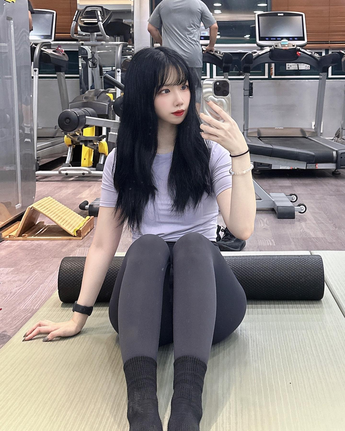 #첫줄

헬스장은 두 개나 다니고 있지만 꼬질해서 사진를 못 찍어 기록을 못하는 요즘,,, 일상 정리라도 해보겠어요🫠

1️⃣ 오운완 사진도 몇 주 전 사진임ㅎ 
새벽운동 갈 때 추노 상태로 가는거 나만 그런거 아니됴? 운동하고 사람꼴 만들어서 사진 못 찍겠어요🥹

2️⃣ 아침에 준비 시간 줄이려고 슬릭펌 했어요 
아무도 23만원짜리 머리인 줄 모르더라,,,

3️⃣ 도시락 싸다니는 일상ㅠ_ㅠ

4️⃣ 더단백 먹는게 낙이였는데 바프 15일 남아서 이제 못 먹음

5️⃣ 종각역 신선식탁 존맛탱인데 단호박만 먹어야 해서 또 못 먹음

6️⃣ 백부장집 닭한마리 못 먹어 본 사람 없었으면 좋겠다

7️⃣ 왜 찍었는지 모르겠는 나무경영

8️⃣ 피곤해.

9️⃣ 집 보내줘.

_
#오운완 #운동소통 #운동맞팔 #운동하는여자 #헬린이
