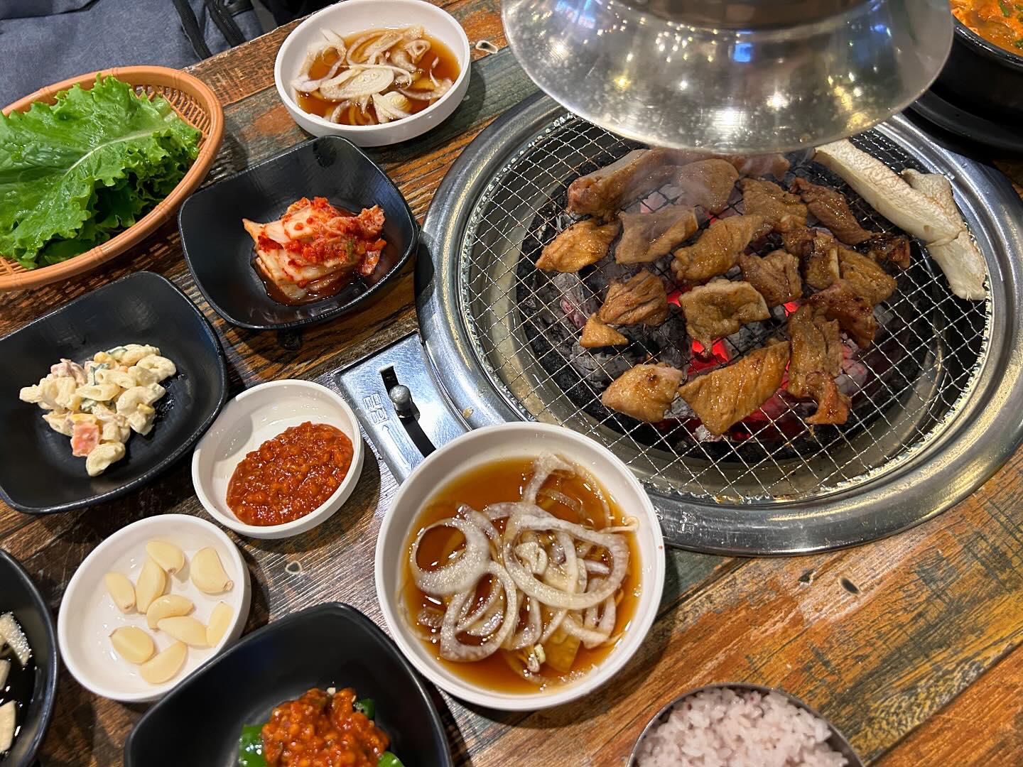#금돈 #금돈돈갈비 #수유맛집 #수유데이트 #수유고기 #수유돼지갈비 #돼지갈비맛집 #수유갈비 #수유삼겹살 #서울갈비 #갈비맛집 #소한마리 #강북맛집 

#달콤요정픽 부터 오랜만에 박고가는 이집은?
바로 돼지 갈비 맛집 수유 금돈돈갈비🤎🩵

오랜만에 갈비를 먹어서 그런가 ?
진짜 맛있었는데요
아무래도 오랜만이 아니라 
진짜 맛있어서인거 같아요❕❕

간도 적당하고
이날 따라 고기가 잘 들어가서
밥도 한 공기 뚝딱 했는데
된장찌개가 또 미쳤어요...😮

#물냉면 이 또 진리😛
돼지 갈비는 무조건 냉면이죠ㅎㅎ
물 자체가 얼음 동동이라 또 별미...❣️

사장님도 성격 되게 좋으시고
반찬도 잘 나오고 불도 숯불이라서
화력 디게 좋더라구요〰️〰️❕

아무쪼록 지인 한테도 소개 할 만큼 괜찮았어요
그래서 다음에 또 오려고용 ✌🏻
너무 잘 먹었습니다☺️🥳