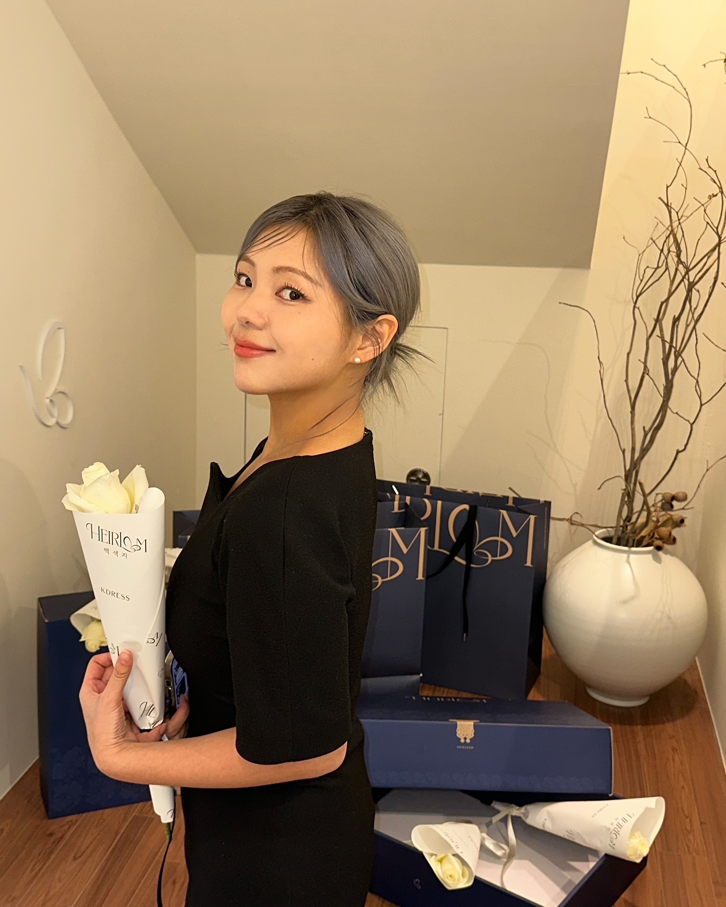 백색지 에어룸 오프닝 파티ꕤ
⠀
1년 전 결혼식 때 혼주 한복으로 하고 싶었으나 거리 때문에 포기했던 백색지 한복-. 이제 서울에서 백색지만의 아름답고 고고한 한복을 만나볼 수 있다니.. 결혼 조금만 늦게 할 걸🤣
⠀
착용은 못 해봤지만... 눈에 담는 것만으로도 행복했습니다ෆ⸒⸒
입도 눈도 즐거운 전통 다과들과 맛있었던 술까지 완벽했어요¨̮
좋은 기회로 초대해주셔서 감사합니다♥️
⠀
+) 처음으로 20장 가까이 꽉 채워서 피드 올리게 만드는 사진 맛집