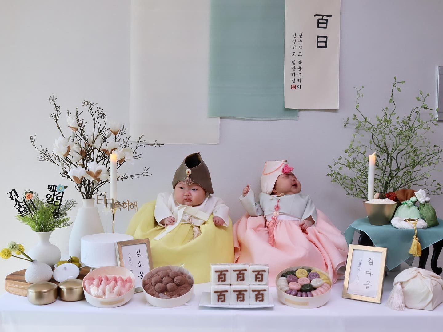 23.11.1 소다의 100일❤️
사랑하는 우리 둥이들 -
태어날때는 미숙아였지만,
벌써 아무탈없이 100일을 맞이했고
서툴지만 엄마아빠와 잘 성장해줘서
너무너무 고맙고 사랑해❤️
앞으로도 건강하고 씩씩하게 크자!
세상에 없어서는 안될 사랑스런 보물들
100일 축하하고, 함께 또 성장하자!
-
-
#데일리 #백일상 #백일상대여 #셀프
#셀프스냅 #스냅촬영 #백일상촬영
#셀프촬영 #셀프백일상 #너의날오늘
#뉴빛민트 #한복샷 #좋아요 #추천
#쌍둥맘 #일란성딸둥이 #토끼맘
#흑묘맘 #유튜브꿈나무 #뀨롬부부