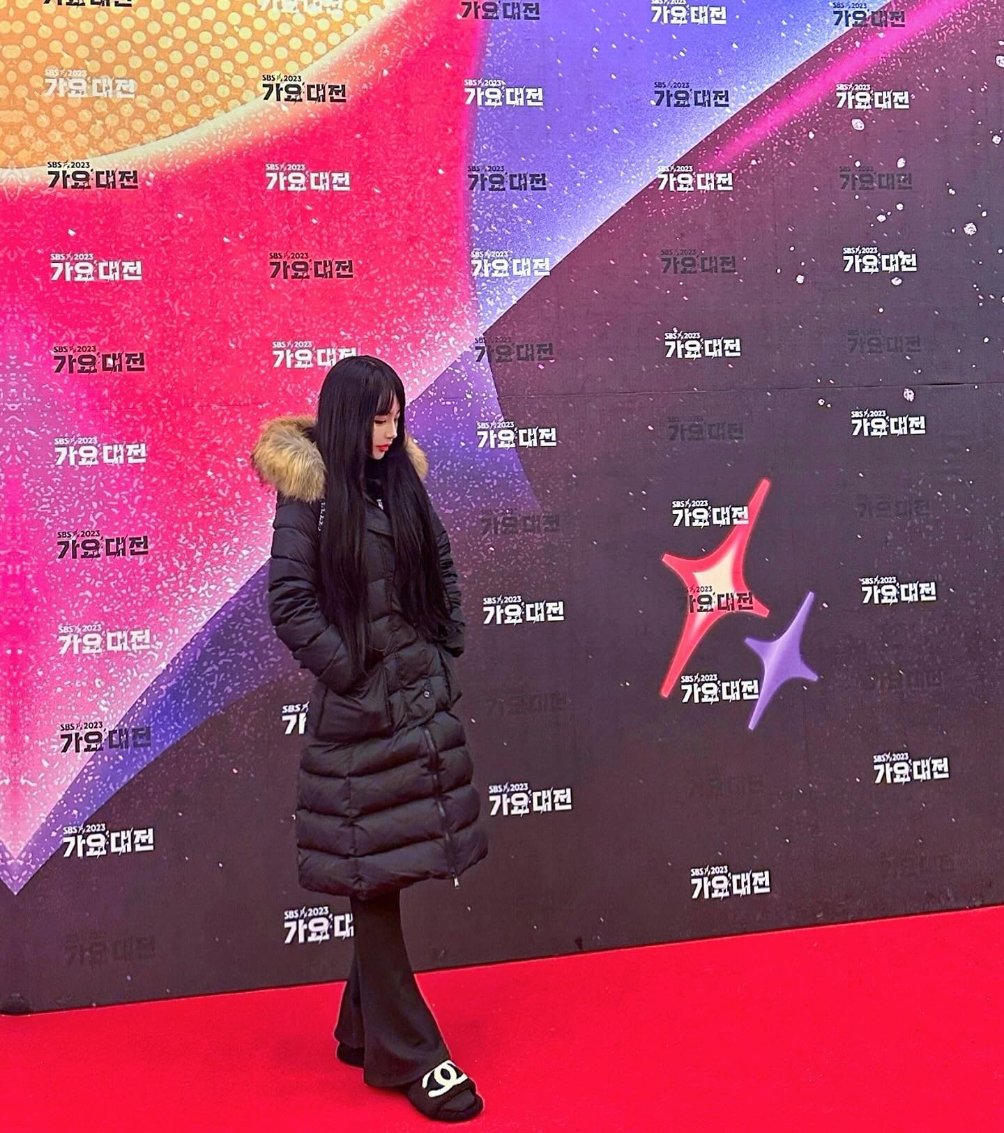 ✿ #크림라떼옴마미그램 #메리크리스마스 ☃️🎄

아이브보다 먼저 레드카펫 밟기🤣 이런 기분이구만!𐨛 𐨛
올해 크리스마스는 #인스파이어 에서 ღゝ◡╹)ノ♡
조형물들 하나같이 넘 예쁘구 웅장하니 최고당
* ps. 아직 가오픈이라 한식당들은 2월에 입점한대요!

⠀
⠀⠀
⠀⠀
⠀

#셀스타그램 #얼스타그램 #셀카 #셀피 #me #일상 #오늘 #하루
#데일리 #ootd #데일리룩 #뷰티스타그램 #스타그램 #selca #selfie #today #daily #dailylook #fff #like #소통 #선팔하면맞팔 #followme #follow #캣스타그램 #냥스타그램 #집사그램