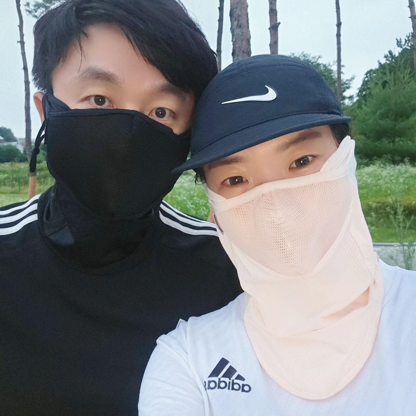 #광고
8월 나이트런 앞두고 열심히 러닝 중입니다 :)
요즘엔 날씨가 너무 더워서 늦은 시간에 뛰러 나가는데 시원함과 함께 벌레까지 얻었다는 사실...!!
뛰면서 입으로 코로 날벌레가 하도 들어와서 자외선차단+숨쉴공간+벌레퇴치까지
할 수 있는 쉴드마스터 만나보았어요.

제가 착용한 핑크컬러는 귀까지 덮어주는 A형이고, 남편이 착용한 블랙은 귀 열림 B형으로 안경이나 이어폰 착용이 자유로워요😀

하루 100장 수제로 한정 생산되는 100% 수제 프리미엄 기능성 마스크 !
야외활동 할 때 꼭 착용해주세요 •ᴗ• 
.
.
#일상 #데일리 #러닝 #러닝필수템 #청풍문마스크 #자외선차단마스크 #쉴드마스터 #골프마스크
