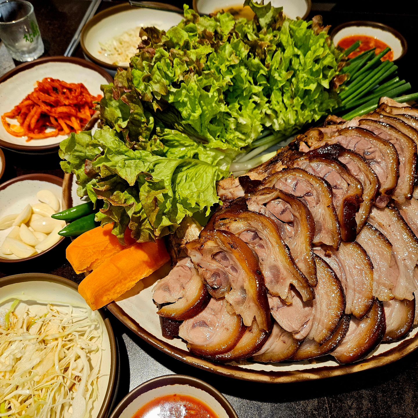 ⠀
퇴근후 족발에 쟁반막국수는 못참지😋⠀
⠀
여기 파전이 그렇게 맛있다던데⠀
⠀
둘이서 앞다리 대자에 쟁반국수는 ⠀
오바인것 같아서...⠀
⠀
하지만 막국수에 족발 쌈으로 아주⠀
야무지게 뿌시고 옴👏👏⠀
⠀
⠀
#봉심이족발#상계역족발#상계역맛집#상계역보쌈#노원족발