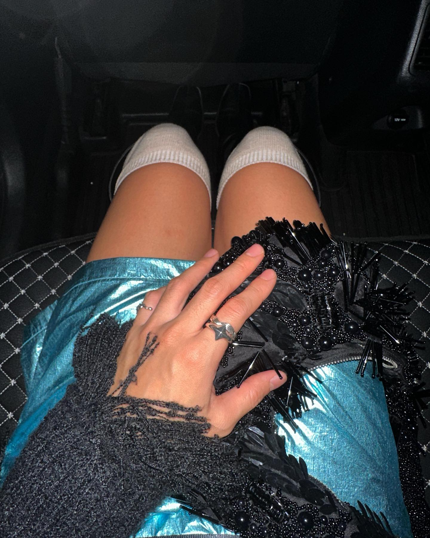 fou~𖤐 오늘배운 프랑스어

일단 마음에 들어서 집어들고 ‘어떻게 입지? 못입겠지만 이 색감 놓칠 수 없다. 일단 소장하자‘ 라고 생각한 푸른 은갈치 스커트. 친구가 용기를 줘서 이번에 산 옷중에 제일 첫번째로 게시했다! 몇일 지나니 날이 너무 추워져서 하루아침에 못입게 되어버림. 저날 입길 너무 잘했다는 생각이 들고 고맙네,,그래.. 앞으로 망설이는 시간 압수-! 

#지난주말 #행복회로 #친구야 #사랑해 #fou #가을 #일기 #가을끝 #은갈치 #추워
