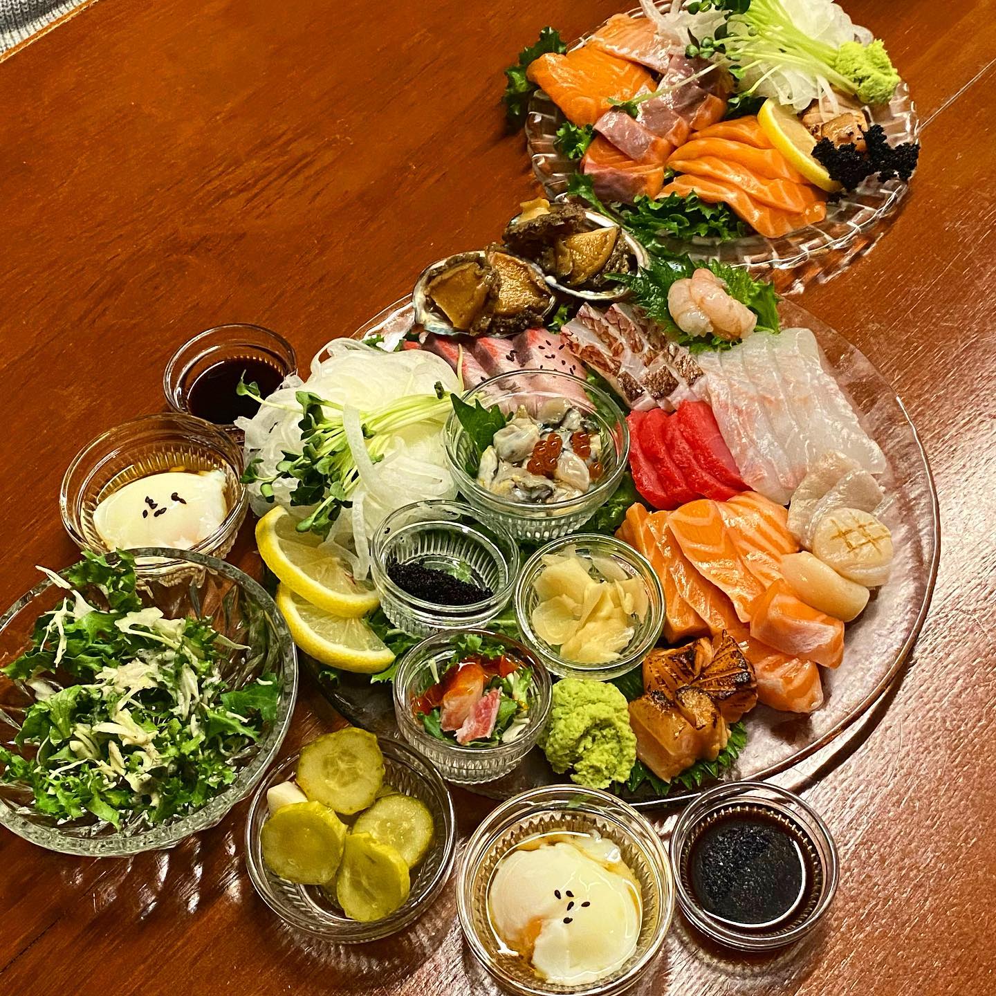 #대전맛집 #프레시맨 🐟🦐
#갈마동맛집 
.
🌟카이센 플레이트 set 24,000원
사리+장국+온센타마고‼️
💫숙성연어 플레이트 단품 18,000원
사시미 only‼️
.
✔️숙성회 전문 이자카야💕
✔️노란색과 파란색이 시그니처 컬러
깔끔하고 분위기 있는 우드톤 인테리어💛
원테이블, 4인석, 다찌
🔥자리가 협소하여 잦은 웨이팅‼️

✔️깔끔하고 야무진 구성의 플레이팅
연어, 단새우, 광어, 도미, 관자, 전복 등 10종의 구성💯
✔️보이는 것보다 훨씬 두툼하여 입에 꽉 차는 정도‼️
비린내, 잡내 하나 없이 기름지고 고소한 맛💘
.
주소: 대전 서구 갈마역로25번길 9-11
영업시간: 매일 12:00-22:00
🔥브레이크타임 15:00-17:00
21:00 라스트오더‼️
🌟매주 월요일 휴무
✔️주차 공간 없음