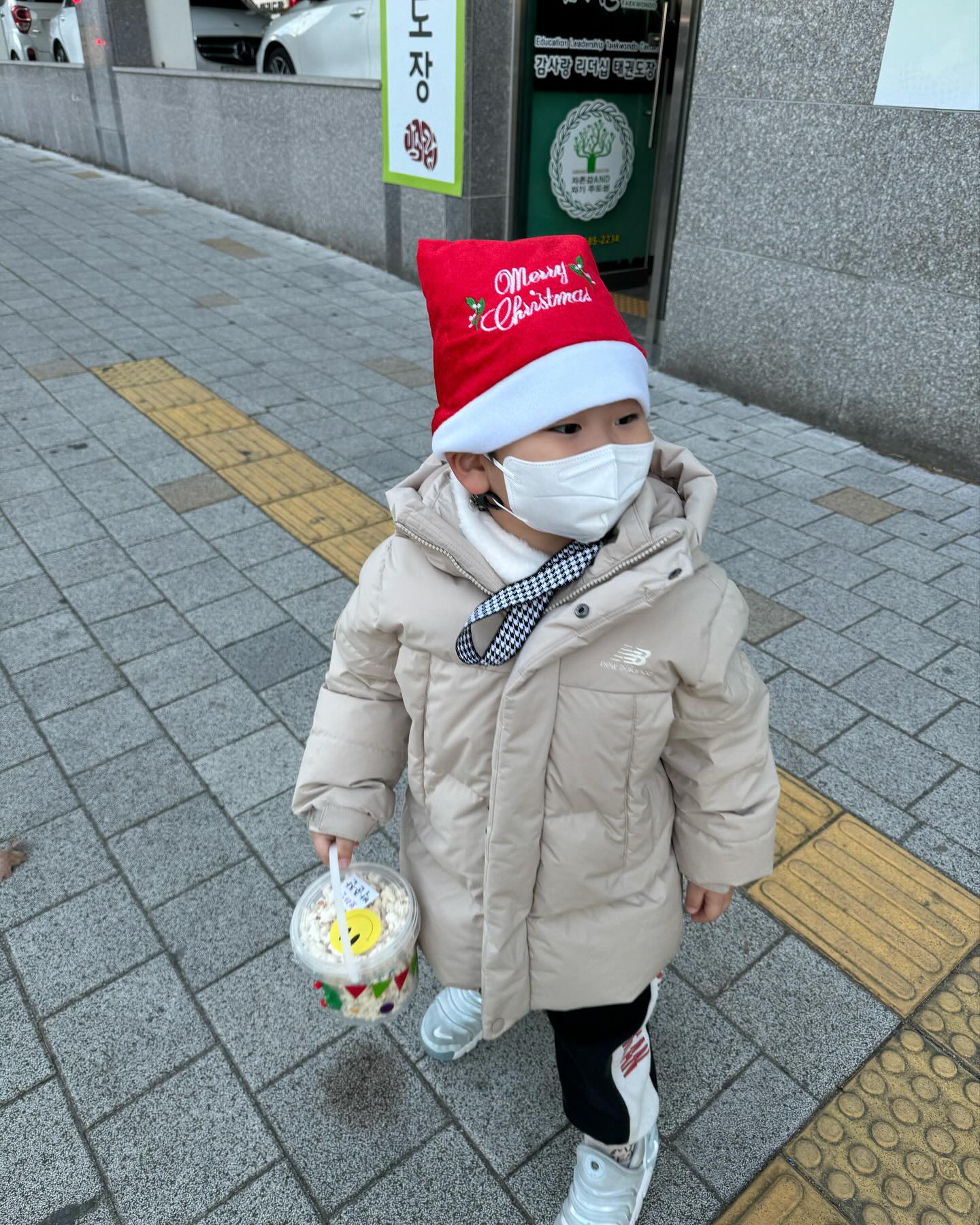 어린이집에서 팝콘 받아와서는 엄마랑 같이 나눠먹으라고 선생님이 했다고 했는데 집에 오니 혼자 먹으라고 했다고 말바꾸는 아들. 어린이집에서 팝콘 먹고 온거 아니냐고 했더니 대답 없어서 안먹었너 했는데 쌤이 보내준 사진보니 즐겁게 팝콘 먹은사진 포착. ㅎㅎ 먹지 말라고 할까봐 최대한 안먹은척 🤣
.
.
#대구어린이집 #팝콘 #크리스마스 #4살 #팝콘먹방