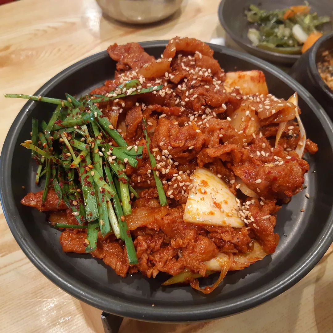 #인천 #부평 에서 #오구당당 안 먹어봤으면 바보임.. 
#우렁강된장쌈밥 에 #제육 맛집..❣
쌈 채소 종류 다양하고 #된장찌개 이랑 김 미역줄기 땅콩조림 ! 기본 반찬도 존맛임..
메인인 #제육볶음 은 당연히 맛있고 ㅠㅠ❤
쌈 많이 싸먹는 맛 진짜.. 쌈 리필 원하면 리필도 해주심 ㅠㅠ 양도 혜자.. 
양배추에 제육이렁 쌈장 김치,, 우렁 가득한 #우렁강된장 넣고 한 입 하면 그냥 끝임..ㄹㅇ 한식 너무 좋아.. 부평 갈 일 있으면 쌈밥은 무적권 여기서 드세요 👍
오구당당 여기 우렁강된장 #맛집 이라서 따로 강된장 판매하는데 나증에 사가서 쌈만사갖고 밥이랑만 먹어도 멋있을듯여.. 우렁도 진짜 한가득! 글 올리면서 또 먹고싶네 진짜..

#먹스타맞팔 #먹스타그램 #먹스타 #맛집 #맛집추천 #부평역맛집 #부평맛집 #한식맛집 #한식 #먹팔하면맞팔 #먹부림 #먹방 #먹팔 #선팔하면맞팔 #맛팔 #맛스타그램 #foodstagram #food #소통 #맛집스타그램 #인천맛집
