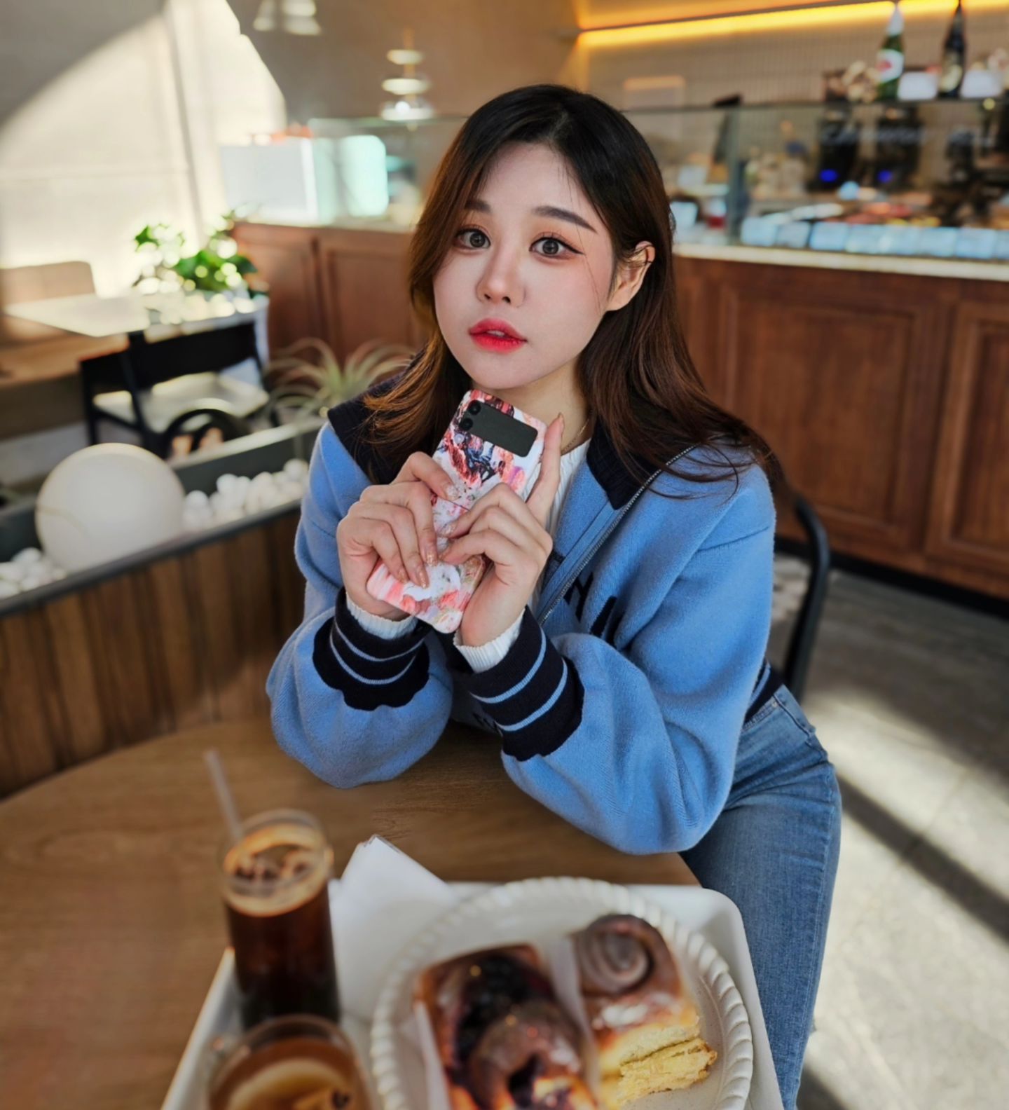 매주 금요일은 엄마랑 행복한 데이트 날🥰
이날 코디가 넘나 맘에 들었어요 날씨도 좋고 기분도 좋고!!

이번 진바비 청바지 완전 찰떡핏 너무 이뻐요,,!!

몸매보정 마법의 👖💕jinbarbie_official ❣️
폰케이스는 seosa.seoul ❣️