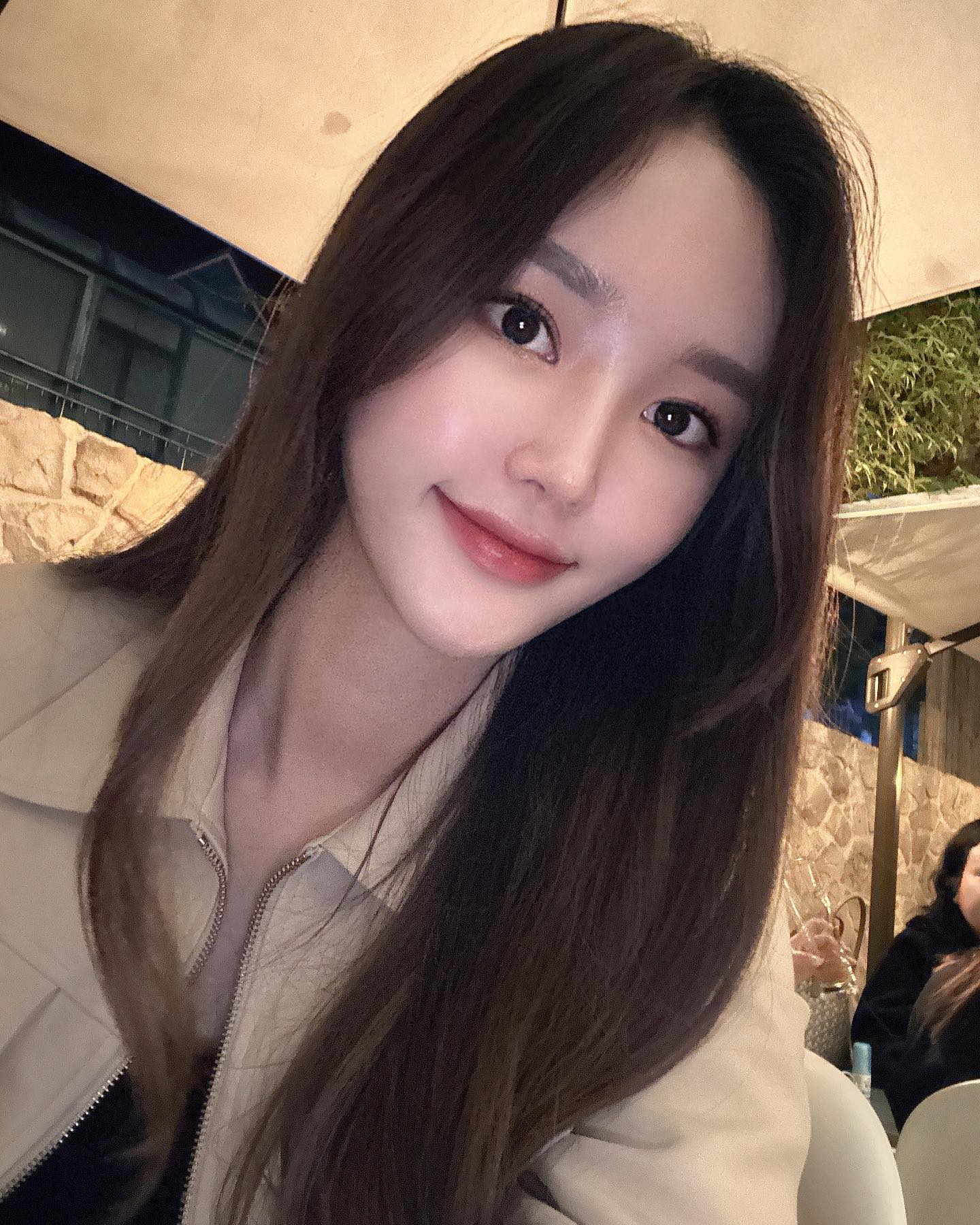 로리와 함께하는 서우르 여행 🤍
셀카 오랜만에 찍어서 고장나븃댱;;; 날씨 좋을때 낮에 다시 오고싶넹 !!! 이제 늙어서 셀카도 못찍게떠요 😵‍💫