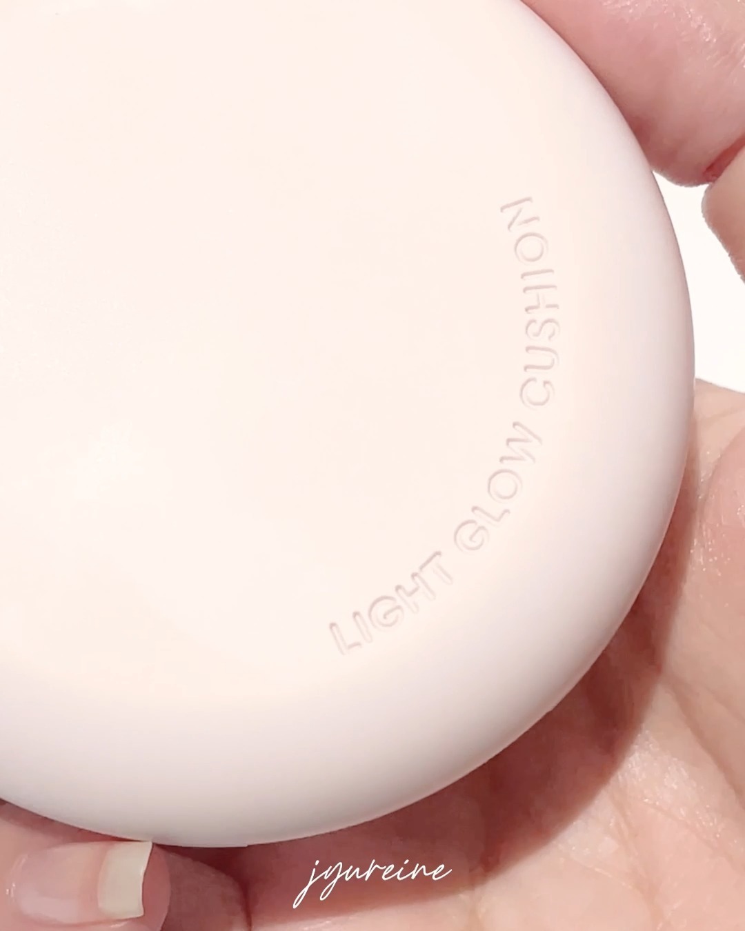 #제품제공 innisfreeofficial
#이니스프리 라이트 글로우 쿠션 23N
#innisfree Light Glow Cushion SPF26/PA++ 23N
⠀
14g / 26,000원
⠀
_
안녕하세요, 쥬헨느에요. (❁´▽`❁)*✲ﾟ*
⠀
오늘은 이니스프리의 신상 쿠션!! 라이트 글로우 쿠션을 들고 왔어요
피부 편안하면서 환절기, 겨울철에 사용할 촉촉 쿠션 찾으신다면 주목!
⠀
저는 과한 광채가 정말 안어울리는 사람 중 한명이거든요?
왜냐면 원래 제 피부 자체가 두껍고 매트하기 때문에 조금만 광이 나도 땀난 것처럼 보이거든요
⠀
근데 요 쿠션은 정말 자연스러운 광채가 느껴져요. 스킨케어 바른 듯한 은은한 광채 덕분에
저도 데일리하게 사용하기 정말 좋더라고요!!💚
⠀
요즘 낮에는 약간 덥긴 하지만, 밤에는 쌀쌀하잖아요? 그래서 그런지 여름철처럼 스킨케어를 하면 콧볼 부분이 약간 들뜨는 느낌인데 요거는 촉촉해서 그런지 들뜸없이 밀착되더라고요.
⠀
그리고 자연스러운 윤기 커버가 넘 맘에 들더라고요! 요런 얇은 쿠션들은 커버력이 아쉬운데 #라이트글로우쿠션 은 생각보다 커버가 잘 되는 편이었오요😍
⠀
제가 사용한 컬러는 23N인데, 손등에 바를 때는 타사 23호보다 약간 어두운 편인 것 같았는데 막상 얼굴에 펴바르니까 어둡다는 느낌이 없었고, 제 피부 컬러랑 딱 맞는 느낌이었어요.
⠀
바른 뒤 5시간 후에도 유분이 올라와서 약간 더 광이 도는거 빼고는 피부가 깔끔하게 지속되더라고용! 수정화장할 때도 얇게 발려서 넘 좋더라고요.
_
⠀
⠀
⠀
⠀
⠀
❥ ‑‑‑‑ ‑ ‑ ‑ ‑ ‑ ‑ ‑ ‑ ‑ ‑ ‑ ‑ ‑ ‑ ‑ ‑ ‑ ‑ ‑ ‑ ‑ ‑ ‑ ‑ ‑ ‑ ‑ ‑ ‑ ‑ ‑
↳ #쿠션추천 #촉촉쿠션 #촉촉한쿠션 #글로우쿠션 #겨울쿠션 #가을쿠션 #환절기 #베이스메이크업 #쿠션팩트 #kbeauty #basemakeup #glowingskin