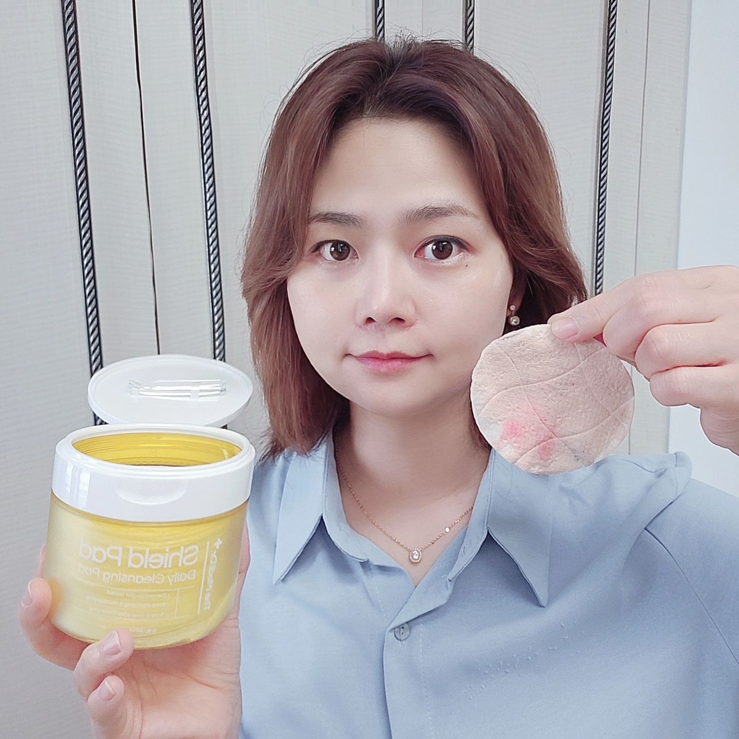 #협찬 #더메디닥터 #더메디닥터패드

더운데, 매일 메이크업하고 클렌징하는 것도 귀찮은 요즘🥵

간혹 진한 눈화장할때 잘 안 지워져서 넘 힘들었었는데요.

이젠 [더메디닥터] 쉴드 클렌징 패드로 간편하게 지울 수 있어 넘 좋더라구요♡

피부 본연의 힘을 기르는데 도움이 되는 살아있는 유산균 클렌저로 모공 부피와 밀도를 개선해주는 클렌징 제품인데요.

80mm의 패드치고는 큰 사이즈라 한장만으로도 확실하게 세정할 수 있어 최고에요.

게다가 이중면으로 구성되어 엠보싱면으로 메이크업과 노폐물을 지우고, 극세사면으로 마무리해주면 피부가 생기있고 탄탄해지는게 느껴져요.

비건인증서를 받은 무자극 패드라 저처럼 예민하고 민감한 피부를 가지신 분들께 완젼 강추드려요♡

#클렌징패드 #화장품추천 #패드추천 #딥클렌징 #포인트메이크업 #산뜻한 #지성용 #쉴드패드 #저자극패드 #유산균클렌저 #모공케어 #모공개선 #피부결개선

themedidr_official
