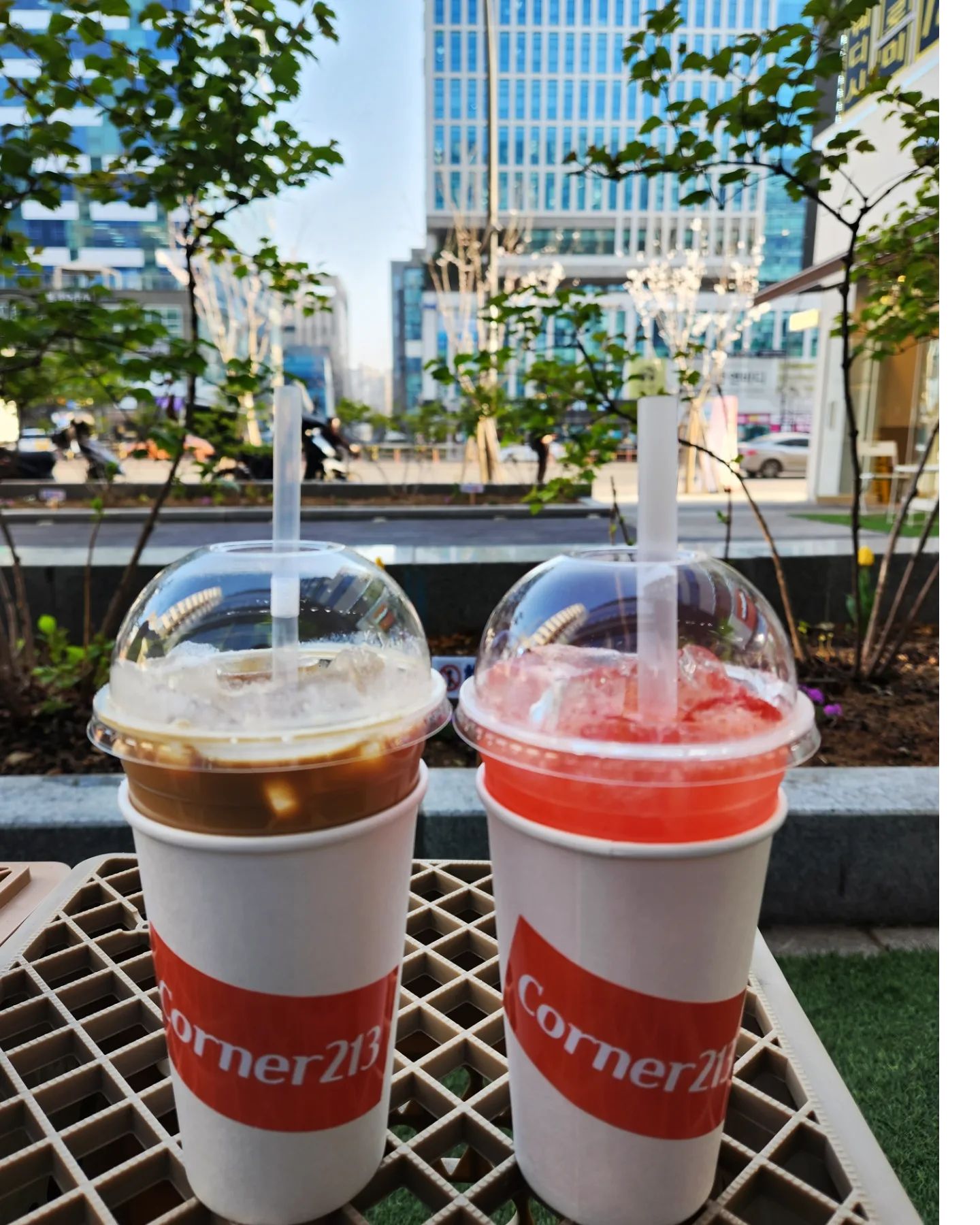#협찬 #리뷰노트 #카페코너213
.
.
.
➡️ 카페 CORNER 213

💥 위치 : 5호선 발산역과 마곡역 중간 정도

다양한 디저트와 음료메뉴가 있는 카페코너213 
애견동반도 가능하답니다😘

야외 캠핑의자에서도 마실 수 있어서 도심 속 힐링하기 좋은 곳💕

🌸자몽에이드🌸_5500원
달콤 쌉사르한 자몽의 맛이 살아있는 에이드~
호불호없이 상큼함과 청량감을 즐길 수 있을거 같아요!

🌸바닐라라떼🌸_4800원
바닐라

💥영업시간💥
평일 9시 ~19시 (라스트오더 18시 30분)
토 11시 ~19시 (라스트오더 18시 30분)
매주 일요일 정기휴무
☎️0507-1377-0419

#강서구카페 #cafe #corner #패션후르츠에이드 #휘낭시에 #버터밀크스콘 #딸기쨈 #발산역카페 #마곡역카페 #마곡카페 #발산카페