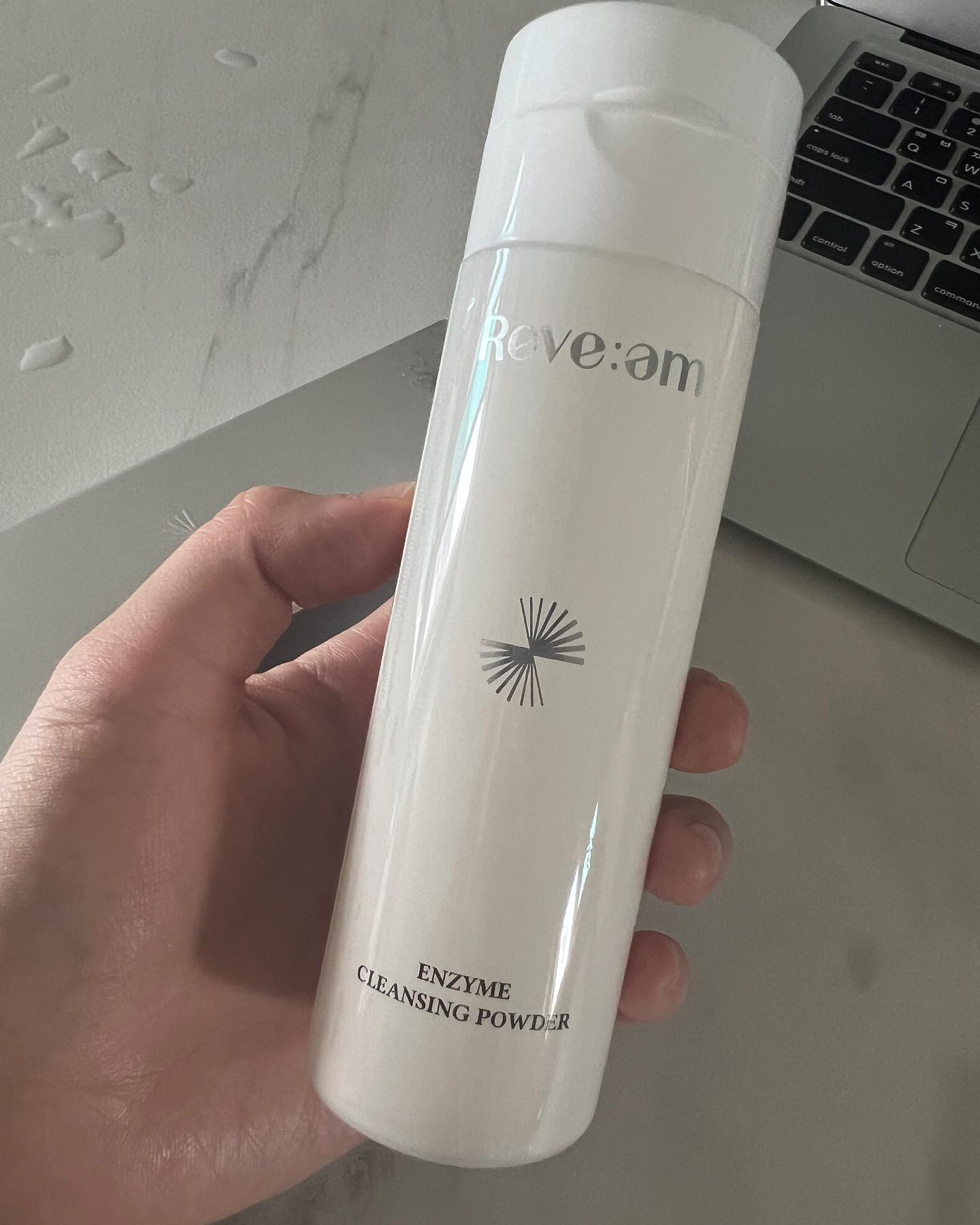#할인구매 reve_am_official #리브엠 #엔자임파우더워시
아침에는 딥클렌징 할 필요가 없는데
리브엠 클렌징 파우더로 가볍게 세안하고
자기전에는 딥클렌징으로 구석구석 닦아주고
아주 일석이조다~~
가루가 엄청 곱고 물 닿으면 거품도 엄청 풍성함!
자극적이지 않아서 데일리로 사용 가능
#저자극클렌저 #세안제 #카메라 #효소세안제 #클렌징 # #신상품나왔을땐 #식물성세안제 #파우더워시 #엔자임파우더 #세안 #코스메틱  #데일리  #각질제거 #화장품  #08L #효소클렌저 #뷰티