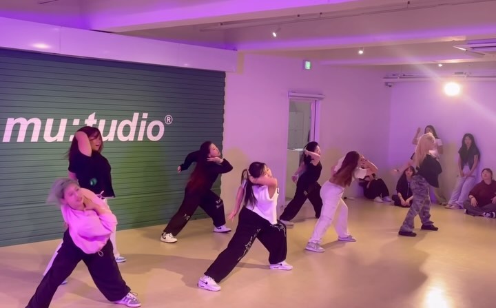 🪥🔥
🧠: realee.kr & liny__kr 🫶
🎵: chungha.art #chica 

#linychoreography #realeechoreography #07