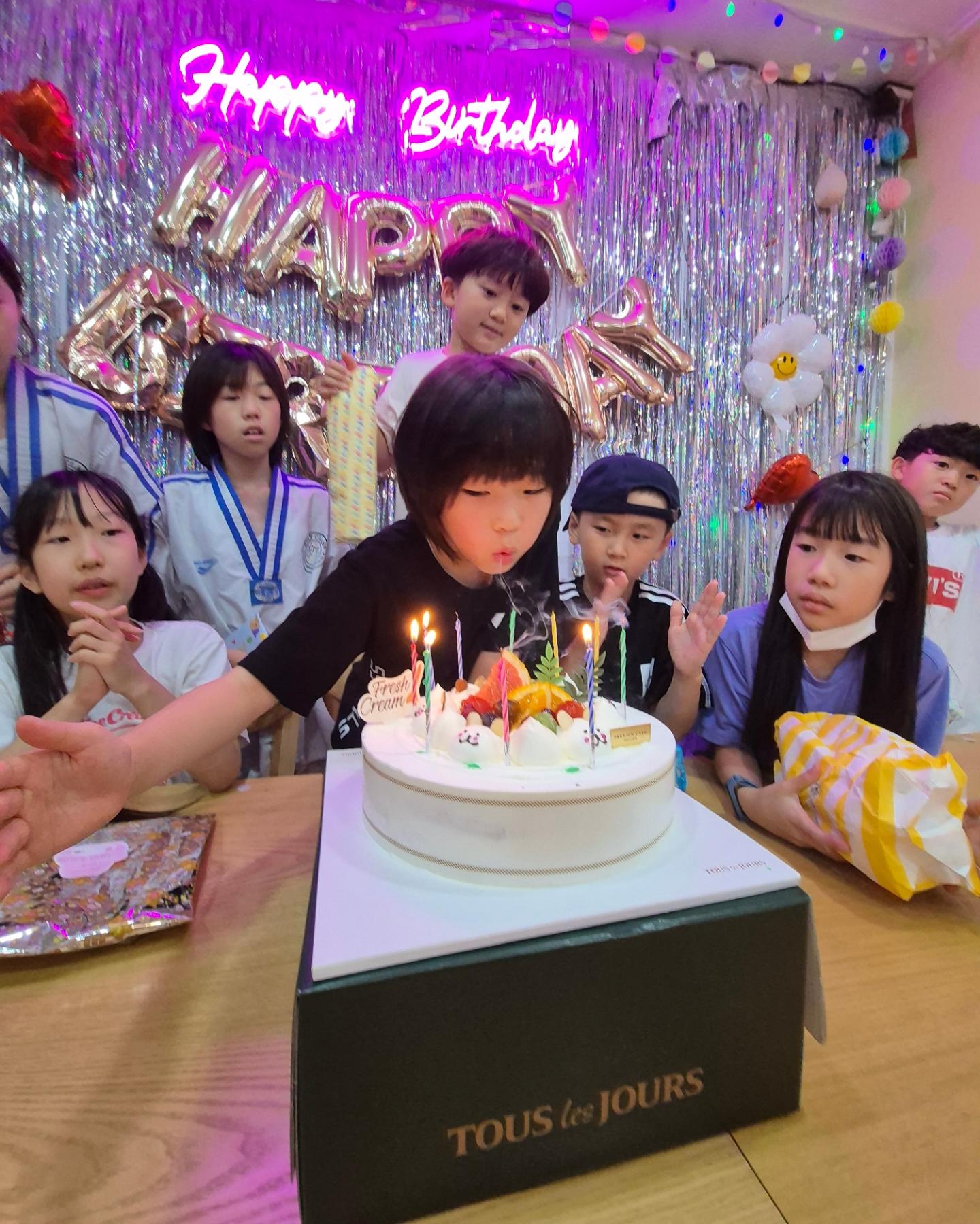 불금 생파🎂🎁
 
수민이 생일 축하해🥳🥳🥳

아이들이 제일 신나는 시간🎵🎶

음식 준비하느라,
현정이 고생 했옹~🥰

#불금🔥 #불금생파 #생일파티🎂 
#생일파티음식 #동네친구들 #동네엄마들