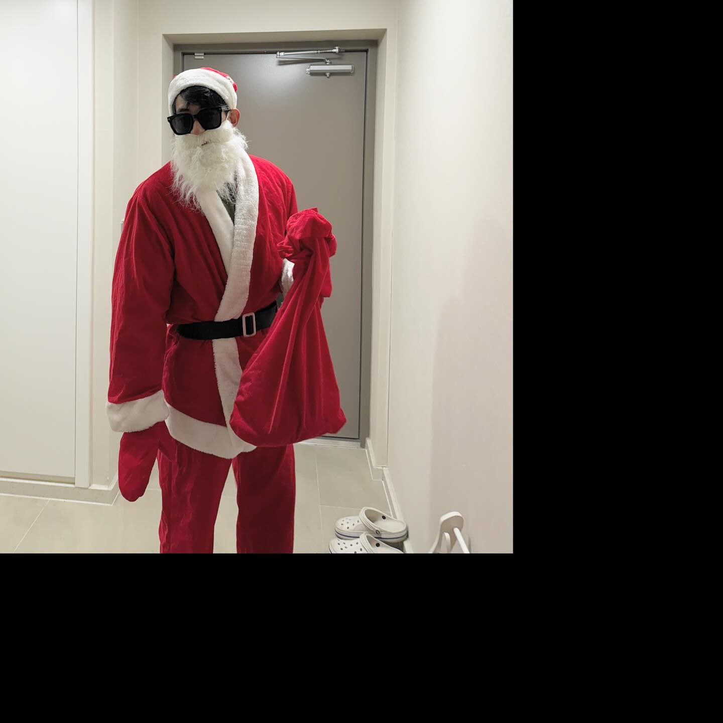 .
서준이때부터 9년째 산타들🎅🏻🎅🏻
이틀 뒤에 출국이라 패스하려고 했지만,
아직 산타를 믿고 있어서, 급조한 산타할아버지🎅🏻
단번에 삼촌 같다고 했지만, 삼촌 닮은거 아닐까?했더니
바로 믿어버리고,삼촌 만나면 알려줘야겠다며🤣🤣
신발도 삼촌 신발 같다고 했지만, 이런 신발 아빠도 있다고 했더니, 아!맞다 ㅋㅋㅋ다 믿어버리는 순수함ㅋㅋ오래오래 순수하길🫶🏻
.
.
.
#산타할아버지 #크리스마스 #merrychristmas #christmas #산타들감사