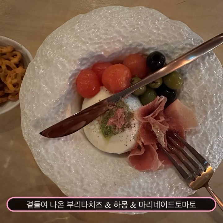 밤을 지새우는 사람들 💫

맨해튼의 초라한 레스토랑에 인적이 끊긴
대도시의 어두운 밤.
​
불을 환하게 밝힌 길모퉁이 바는 
욕망에 지치고 고립된 도시인들에게 자리를 내어준다.
​
​
애드워드 호퍼 작가의 작품을 
모티브로 한, 편히 쉬고 갈 수 있는 소통 공간 

• 경남 지역에서 최다로 위스키를 보유한 곳 

• 청담 하이_앤드 바의 바텐더 출신으로 다양한 칵테일은 물론 
  메뉴판에 없는 커스텀 칵테일도 개인 취향에 따라 조주가 가능

• 칵테일, 다양한 위스키, 와인 그리고 맥주가 준비되어 있어 혼술, 
  데이트 장소, 모임 장소로도 좋아요. 

• 주소
  경남 김해시 율하 7로 21  101호 밤을 지새우는 사람들
​
• 영업시간
  매일 18시 - 06시 
​
• 문의전화
  0507-1344-0176

bar_nighthawks 

#협찬 #장유율하칵테일바 #장유율하위스키바
#율하밤을지새우는사람들 #율하혼술 #장유혼술