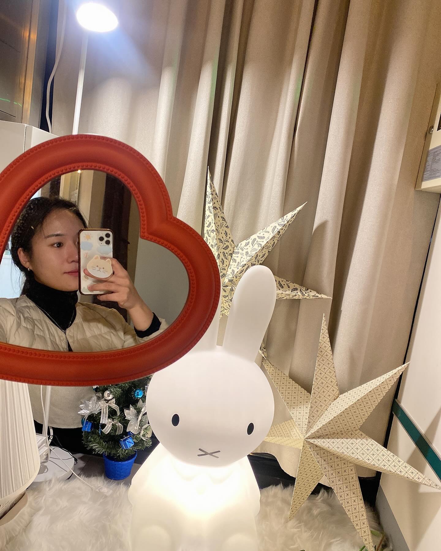 일개미 일상🐜
거울 닦아야징
싸댱님 제주도 재미있어요?
저두 랜디스 잘 먹는뎅🤭
cafe_cozyroom