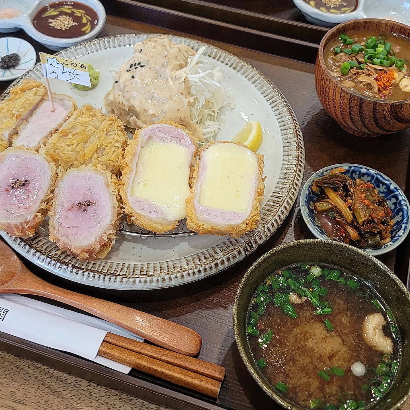 등심 안심 치즈 미니카레까지 ❤️
한번에 즐길 수 있는 고메윤 특선 먹고왔어요 !!

웨이팅이 길다고 해서 저녁 오픈시간에 맞춰서 가니
자리가 딱 있어서 기다리지 않고 먹을 수 있었습니다 😊
주문 하자마자 조리가 시작되어 좀 기다리니 메뉴가 나왔어요!!
굳기전에 치즈부터 먹어봤는데
입속에 치즈가 가득 차 최고였습니다..😭
등심, 안심은 정말 부드럽고 바삭하고 다했어요😭
미니 카레에 야채까지 정말 빠짐없이 다 맛있었습니다 😍
찍어먹을수 있는 소스도 4가지나 있었고
그 중에 트러플도 있었으면 말 다했죠 👍

익산 돈카츠 맛집 !! 고메윤 최고에요 ❤️

#고메윤 #익산돈카츠 #돈카츠맛집 #익산맛집추천