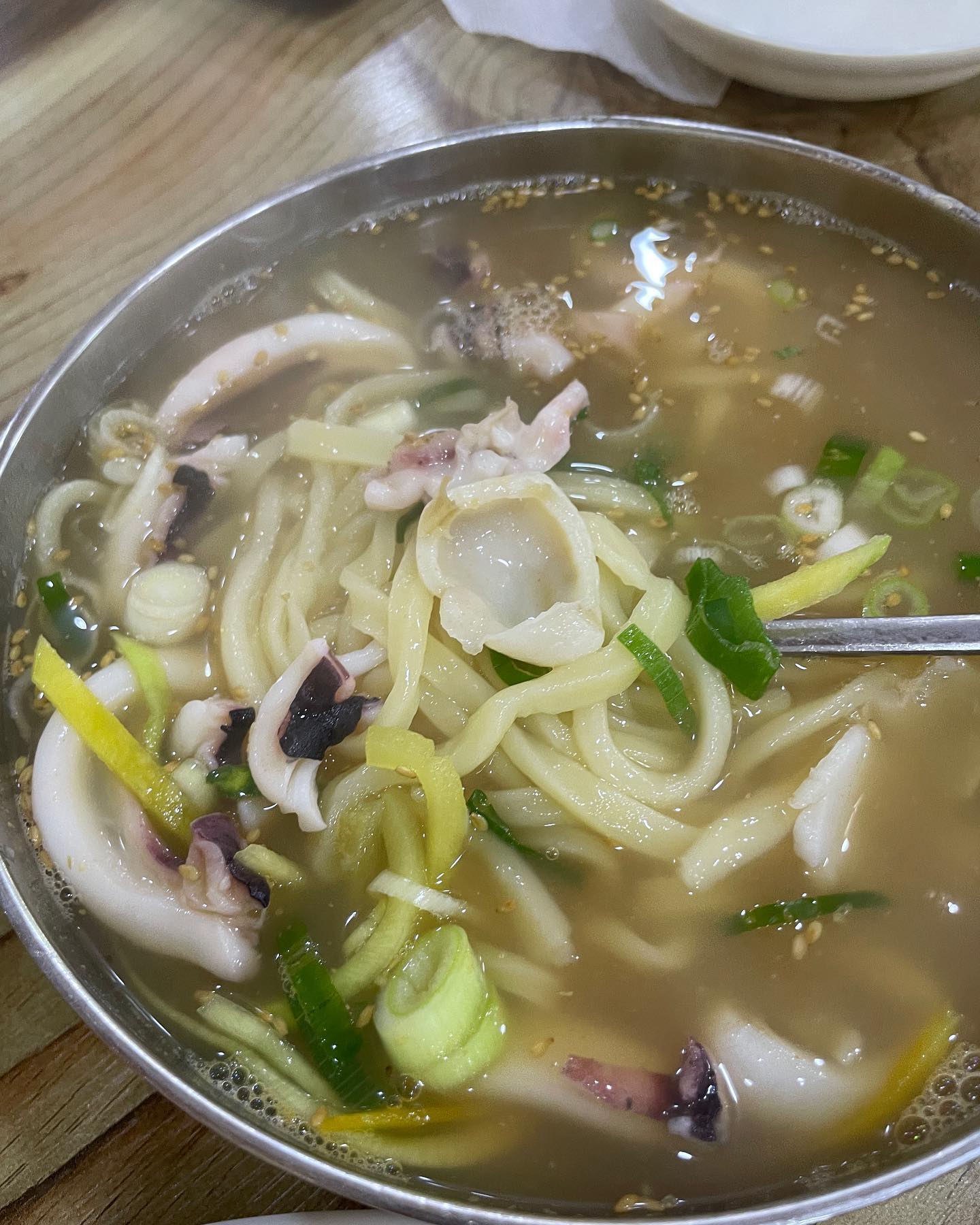 요즘 같은 날씨에 딱좋은
🦑갑오징어에 키조개 관자가 들어간
시원~칼칼한 칼국수🍜
.
📍오양손칼국수
⏱️오픈10시반 
💰10천원~13천원
📋비오칼(비빔국수+칼국수 소) + 오키칼
미리 번호표 뽑고 앞에 수영성 구경하고 오면 딱!
.
#보령맛집 #보령칼국수 #충남여행 #보령맛집 #rg커플추천맛집 #전참시맛집 #오양손칼국수