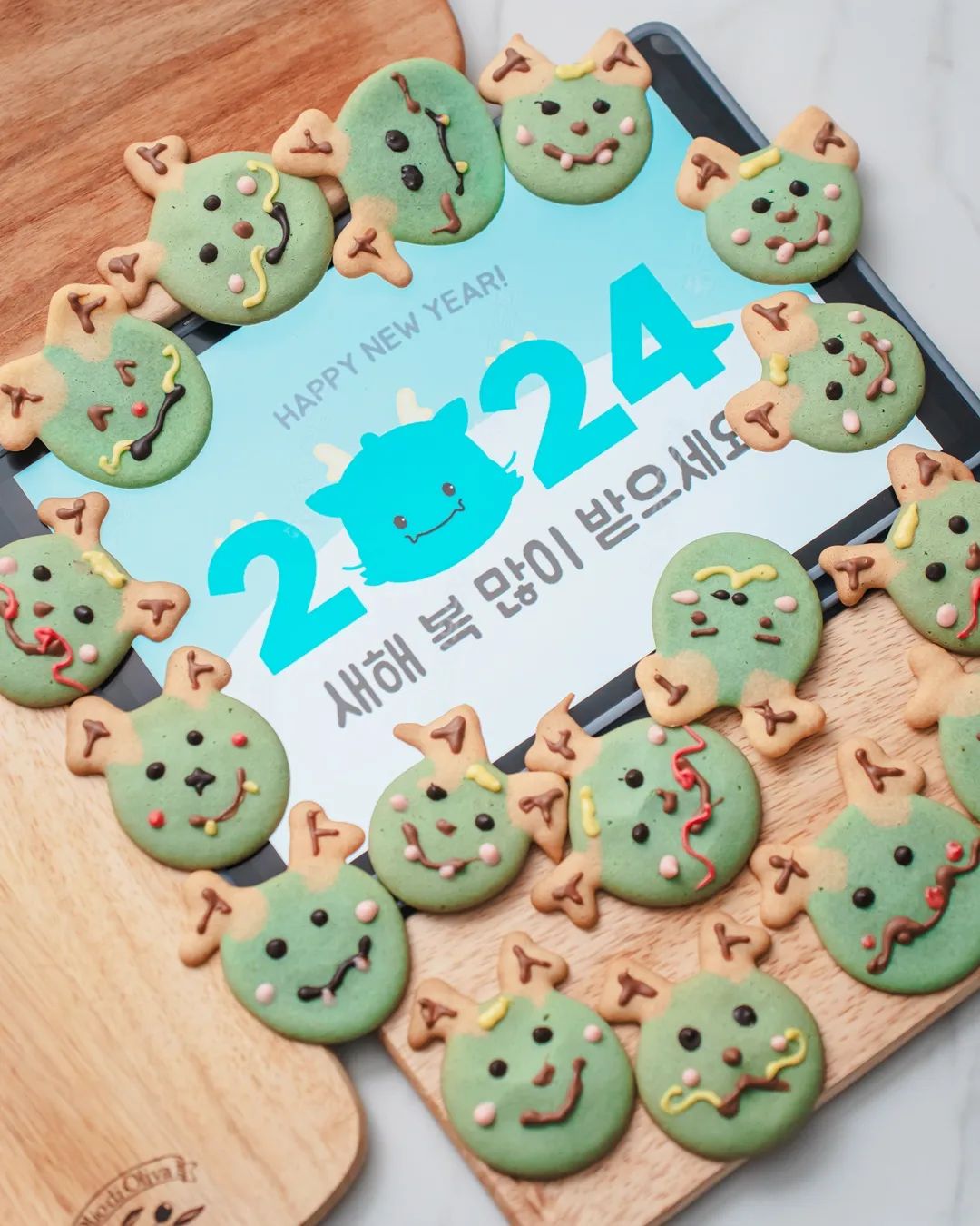 #2024년 #청룡해 
전세계적으로도 그렇지만 저한테도 다사다난한 해였던 2023년..
속 시원하게 보내고 내년에는 진짜 좋은 일 가득하고 모두가 행복했으면 좋겠습니다~
청룡해라고 만들어본 #용과자 찹쌀가루로 만든 #쌀과자 인데 부족한 실력으로 여기까지..ㅋㅋ
내년에는 좀 더 잘하는 모습 보여볼께요^^;;;
새해인사 요렇게 남겨봅니다~~
#새해복많이받으세요 #happynewyear2024