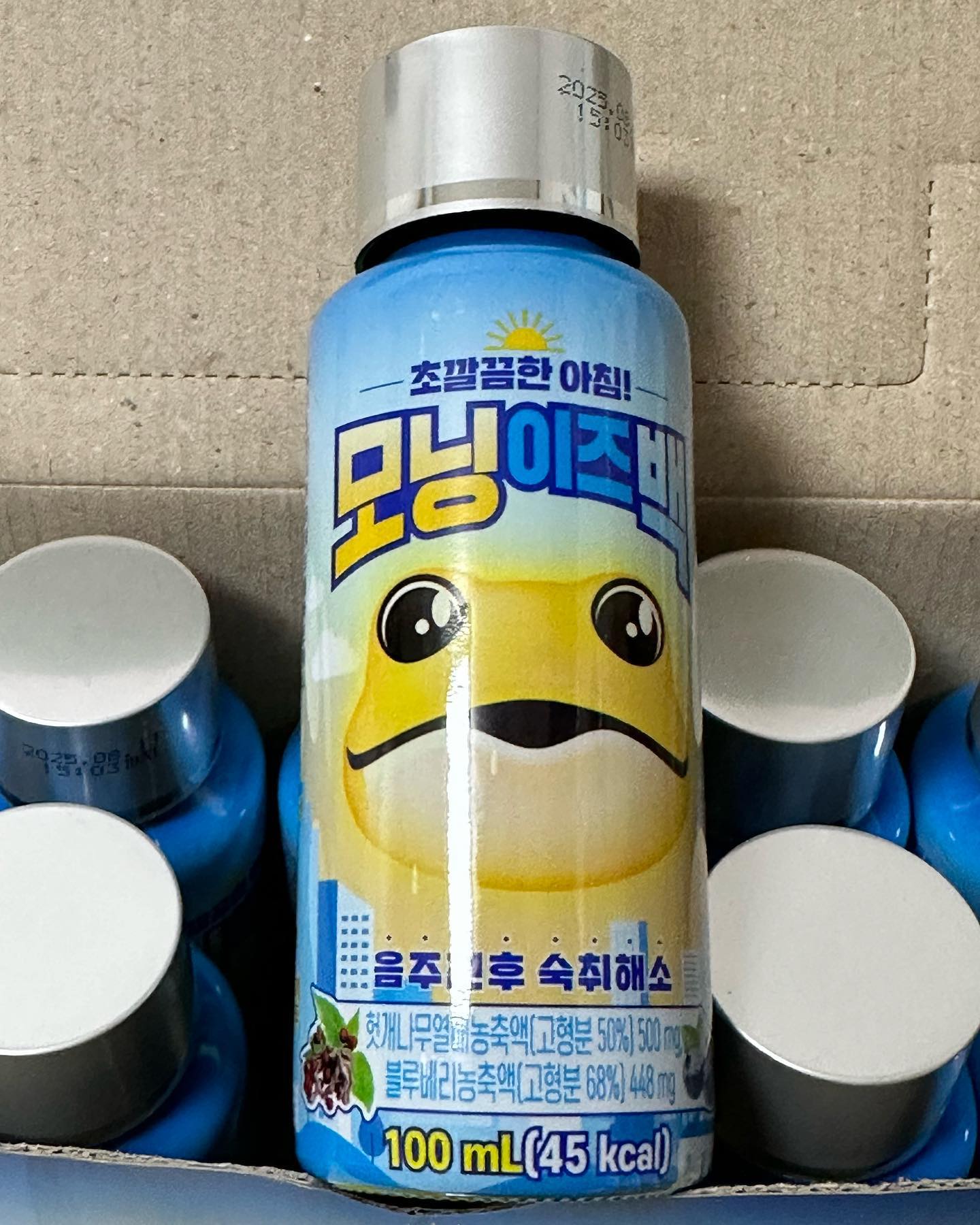 99년 전통의 소주의 원조가 만든 숙취해소제 ”모닝이즈백“이 
드디어 출시가 되었답니다술을 가장 잘 아는 전문가가 엄선한 
숙취해소 원료를 최적의 배합으로 깐깐하게 만든 
숙취해소음료입니다 음주 전 숙체해소제 꼭 마시는 사람 나야나
좋은 원료들로 만들어낸 초 빠른 효과를 경험해보세요!
블루베리, 아로니아, 밀크씨슬, 타우린, 헛개나무 열매, 
오리나무 농축액, 아스파라간산 함유! 상큼하고
 달달한 모닝이즈백! 🦠
한병에 45kcal로 칼로리도 적고 간까지 챙길수가 있어서 
너무 너무 좋은걸요 내 간 지켜어 ✔️
그동안 맛없는 숙취해소제들로 고생을 하셨나요? 
모닝이즈백은 다릅니다 달콤한 블루베리와 상큼한 아로니아를 
한 병에 가득 가득 담아 맛까지 확 잡았습니다
맛과 품질은 높이고 칼로리와 당류는 낮춘 모닝이즈백으로 
초 가벼운 아침을 되찾아보세요!
#모닝이즈백 #초깔끔한아침 #숙취해소 #술자리필수템
official_morningisback