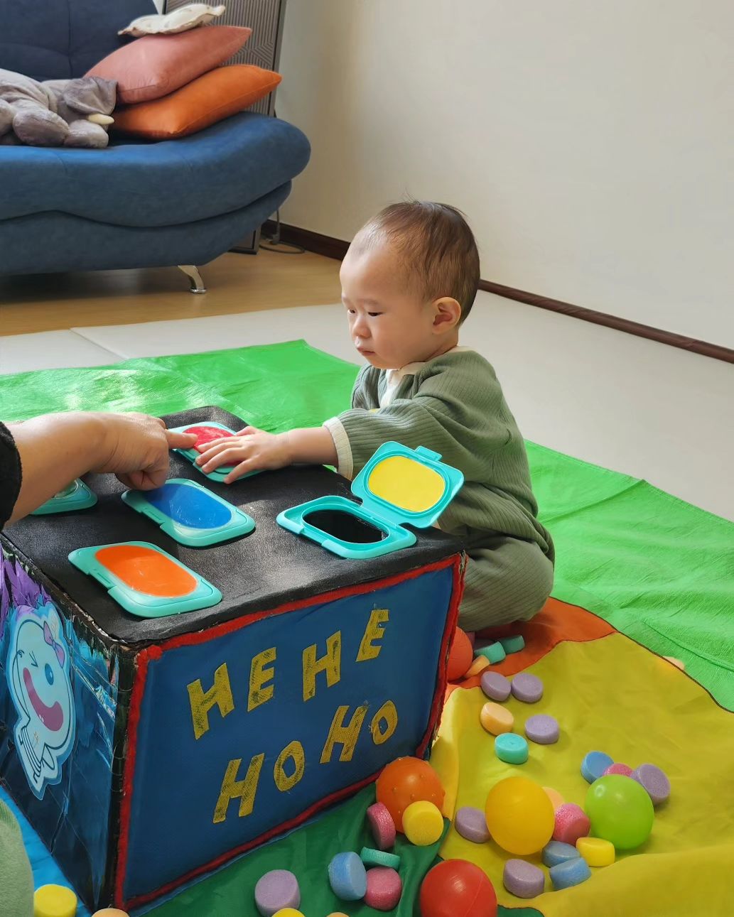 히히호호 수업으로
이제 가만히 있지를 않네 
지금도 뜻대로 안되면 바닥에 머리를 박거나 소리치는데 ....선생님께서 14개월 15개월을 정말 힘들다던데 무섭네